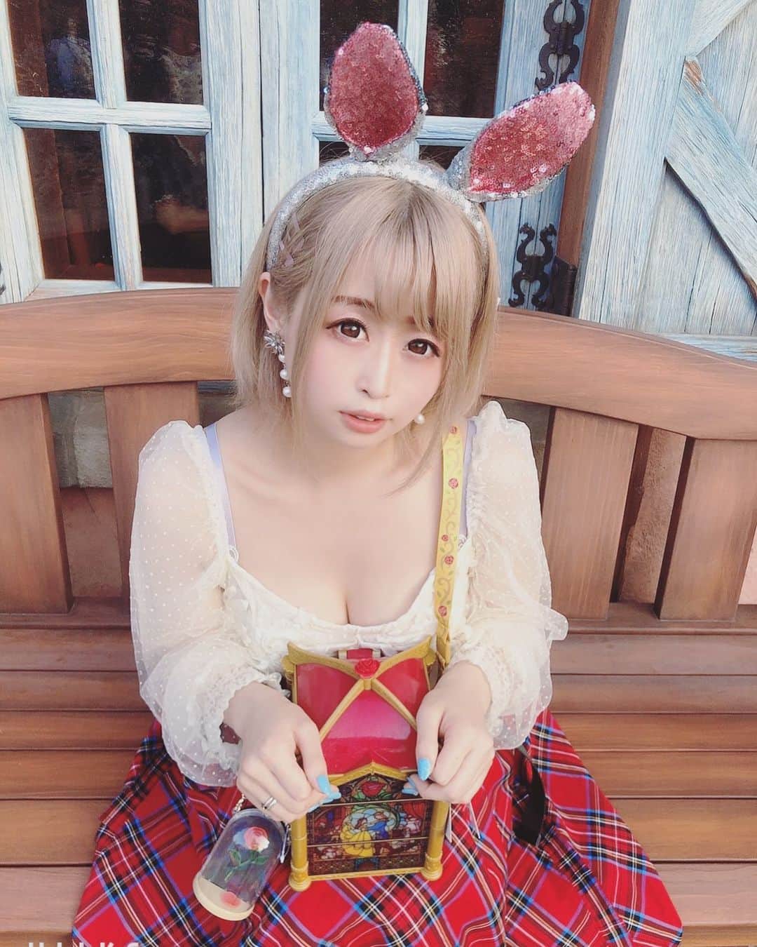 のインスタグラム：「はっぴーすぎた♡ 美女と野獣グッズげっちゅ  #ディズニーランド #美女と野獣エリア  #美女と野獣グッズ  #前田のの #av女優  #ストリップ  #sexy  #セクシー女優」