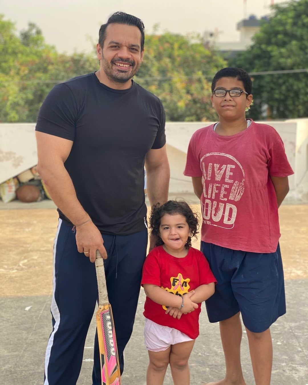 Gaurav Tanejaのインスタグラム：「Cricket in Kanpur... Lockdown #1 memories...with Aadi  . #flyingbeast #cricket #memories #Lockdown1」