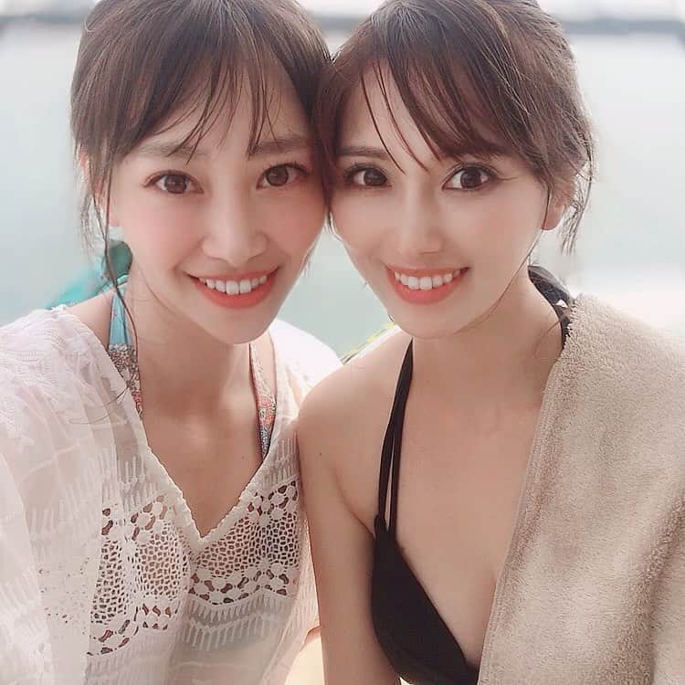 のインスタグラム：「🤭 . . 夏終わっちゃったーー？😭  夜は肌寒くなってきましたね。  今年の夏らしいことと言えば、海に１回入ったくらいでした😂  そして最近は街を歩けば金木犀の香りが🌸  でも、今年はマスク必須で嗅覚が鈍ってる感覚になる。  その分、視覚と聴覚が鋭くなってる気もするけどね(笑)  だからこそ、大好きな金木犀の近くを通る時だけはマスクをこっそりずらして、嗅覚をフルに使って堪能してます🤫  自分はどの感覚が特に鋭いかを知るのも大切だし(視覚・聴覚・体感覚)  敢えて五感をバランス良く使う事も大切です🙋‍♀️  こんな時期だけど、五感をフルに使いましょ〜😍💕 . . #メンタルトレーニング #メンタルトレーナー #五感 #金木犀 #大好き #秋 #夏終わった」
