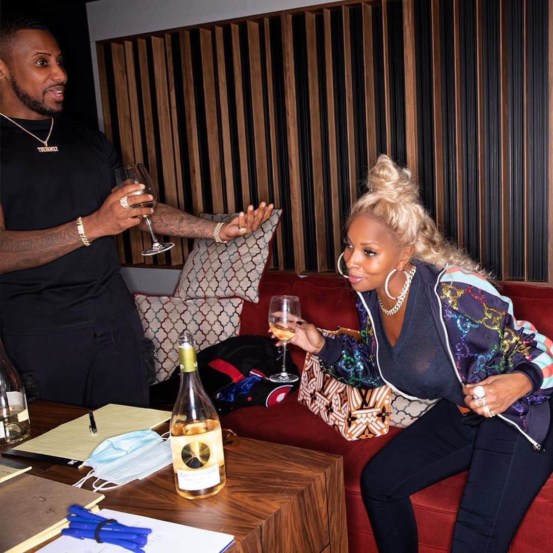 ファボラスのインスタグラム：「“Big Vibes” 🎶 🎵 🎼 @therealmaryjblige  [shot by @robertector]」