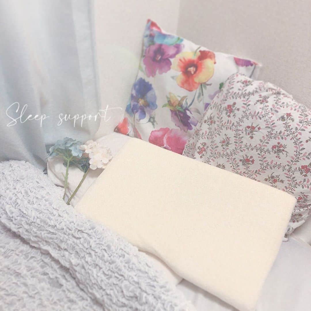 菊池かなこのインスタグラム：「. オーダメイド枕の スリープサポートを作ってもらいました☺︎ . 頚椎の専門家の先生に しっかり首の高さやマットレスの素材などを伝えて 自分だけに合わせて作ってもらえる枕✨ . 良い枕を使っていると入眠が早いし 長い間朝方まで眠れなかったのが 最近はすっかり早寝早起きの健康体🌛🌞 . . . #スリープサポート#sleep support#オーダーメイド枕#枕#快眠#早寝早起き#早寝#快眠グッズ#快眠枕#快眠効果」