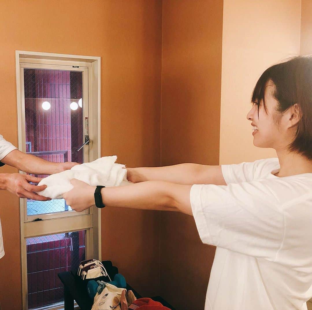 のインスタグラム：「バスタオル授与式𓀤🤝𓀥  最近サウナ女子から大人気のイケメンアウフギーサー鈴木りくさんから、なんとなんとタオルをいただきました！！  アウフギーサーは、憧れのアウフギーサーから使い込まれたタオルをもらい受け継いでいく風習があるらしい…(熱子さん談)  りくさんありがとう！ このタオル使うと上手くなれる気がする🤣🤣 毎日練習頑張ろー٩( •̀ω•́ )ﻭ  明日も北欧だからタオル置いてきちゃったけど無性にタオル振りたすぎて後悔…😭😭 家のバスタオルでやってきます！！」
