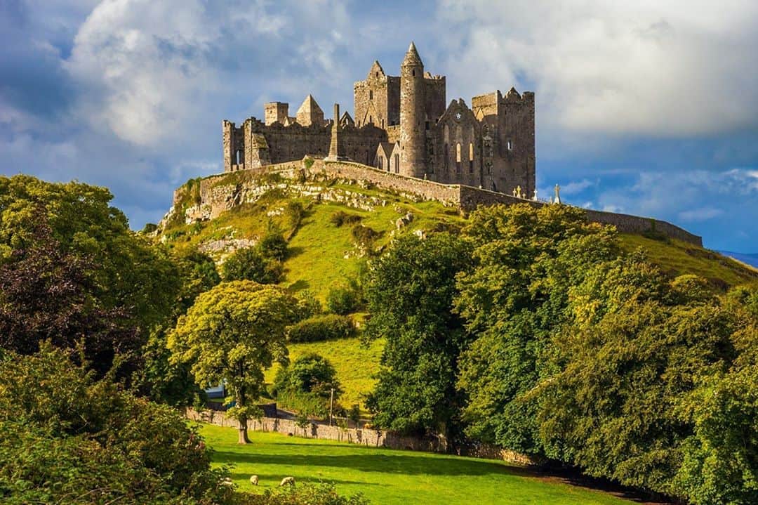 Lonely Planetのインスタグラム：「🏰From brooding ruins on windswept hills to restored masterpieces, Ireland’s castles can be looked at, walked through, clambered over, dined in – and even slept in!   With around 3000 castles spread across the country, you'll be spoiled for choice if you decide to check out a few. Tap the link in our bio to see 11 of our favorites.」