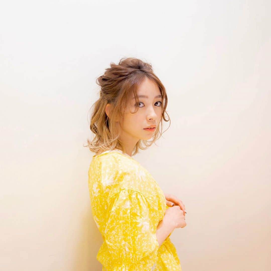 塩川裕美のインスタグラム：「ももかちゃんの縁で HARB GARDENから新登場したヘアバームのイメージモデルをさせて頂きました🌿  私も毎日ヘアスタイリングに使ってる𖧧 ˒˒ 99%天然由来成分だから スタイリングしてそのままハンドクリームとして使えるのも 朝時間無い勢からしたらありがたい笑笑  あとは、香りが2種類どちらもよくて選びがたい🥺🧡  LOFTで販売されてるみたいです☺︎ まだみれてないので見つけたら教えてください〜」