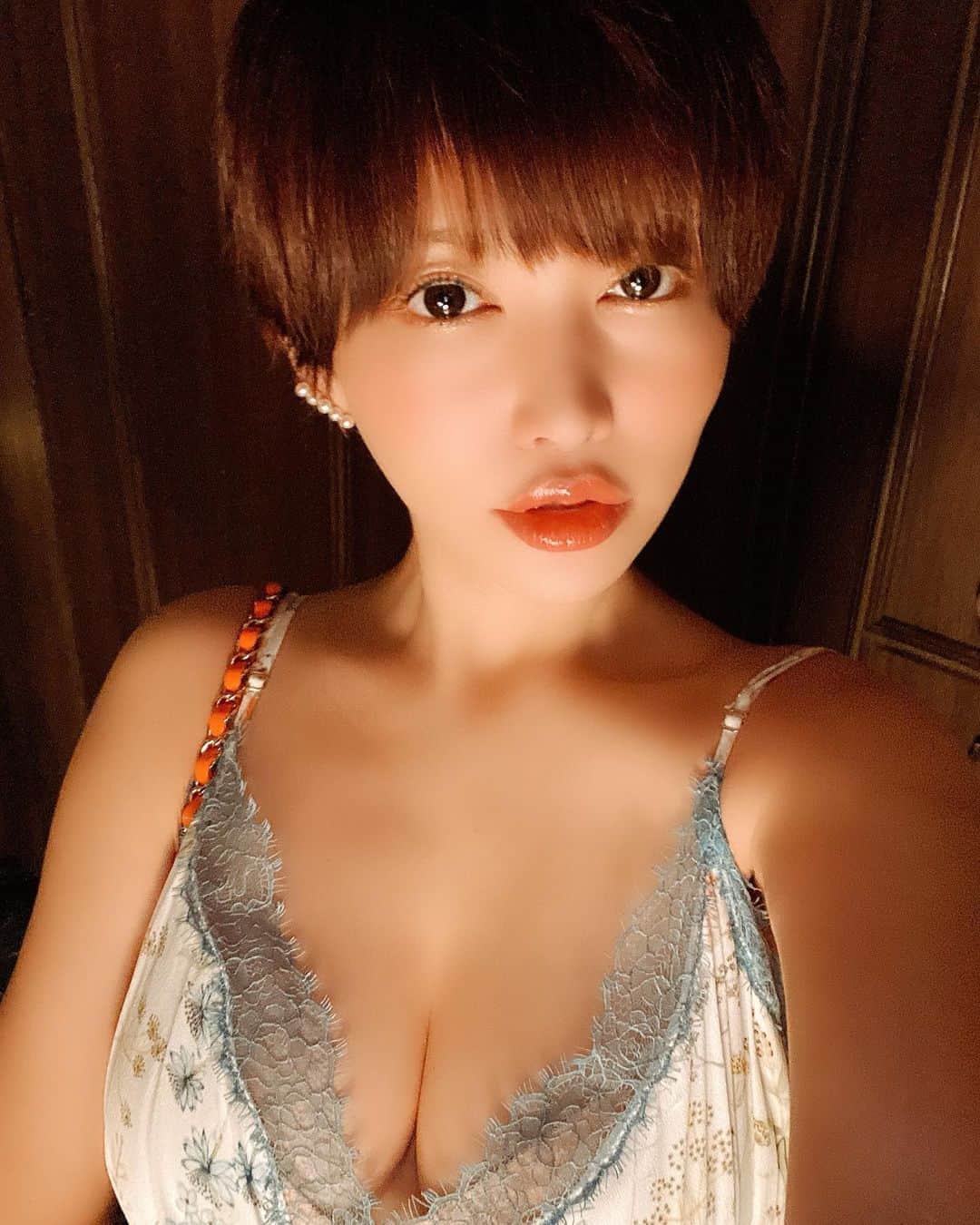 里美ゆりあのインスタグラム：「ムーディーなライティング❤」