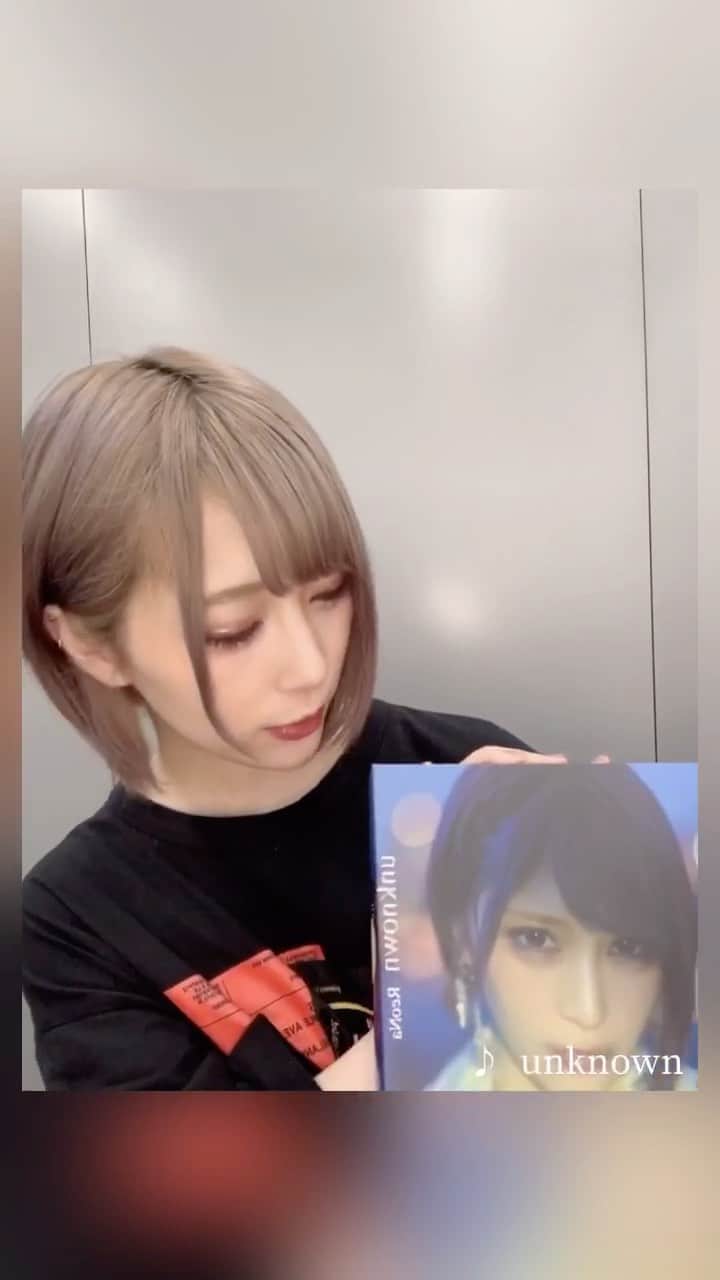 のインスタグラム：「ReoNa 1st フルアルバム「unknown」 完全数量生産限定盤を一足先に…🐾  撮り下ろしのフォトブックや、今まで作ってきたミュージックビデオ、そしてワンマンライブ「Birth2019」の映像が入ったブルーレイディスクなど…。 お歌と共に、隅々まで楽しんでいただけますように…🗝💭  #unknown #ReoNa」