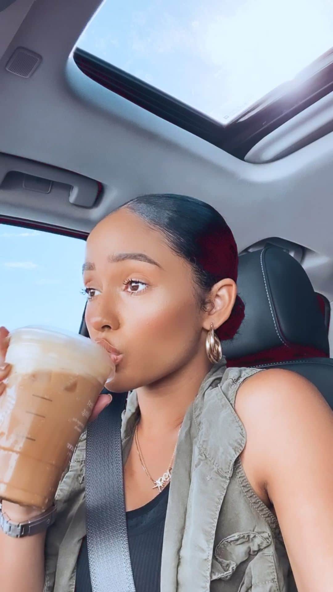 ケイラ・フィリップスのインスタグラム：「Monday’s be like... 🥴🤷🏻‍♀️」