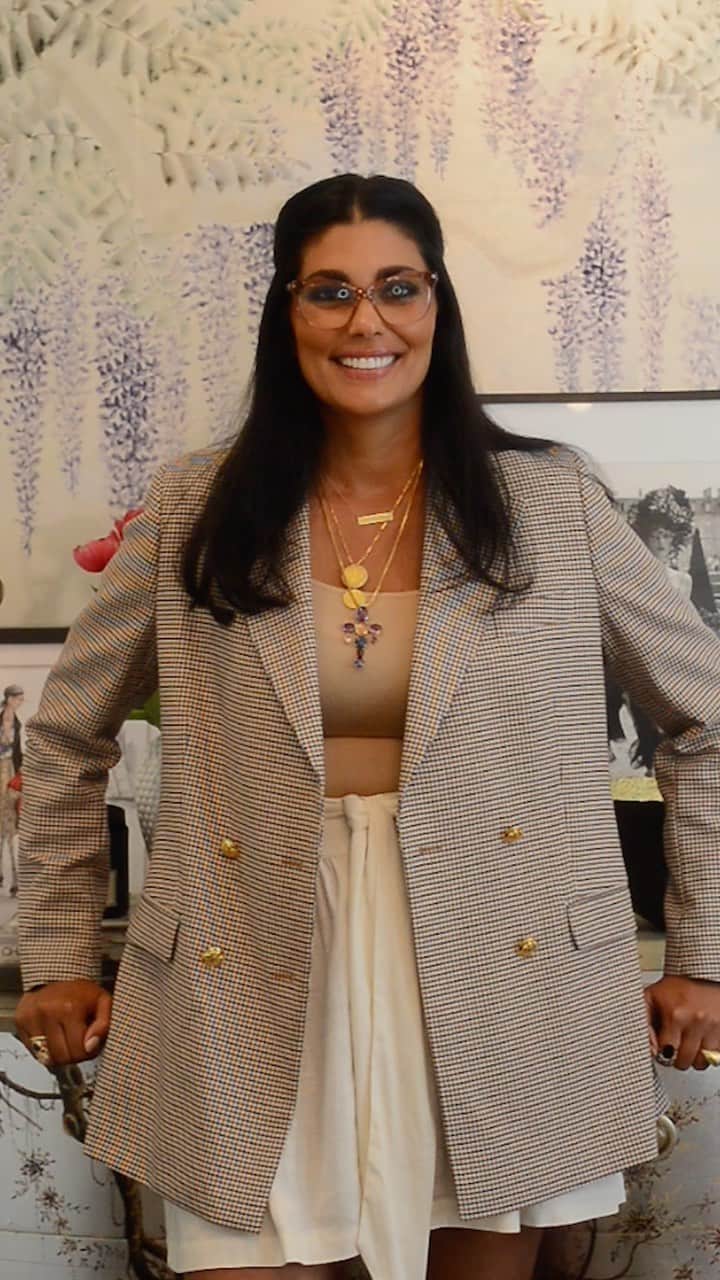 のインスタグラム：「Every Monday we will be bringing you videos from Rachel @rachel_roy on Business, Life, Fashion, Beauty & answer all of your questions! You asked & we answered! You can find the full videos on @youtube so please subscribe. Let us know how often you want to see content & what content you would like to see 🤍  Jewelry @jacquieaiche  Shorts  @misa_losangeles  Blazer  @rachel_roy  Eyewear @rachel_roy   #rachelroy #rachelrachelroy」