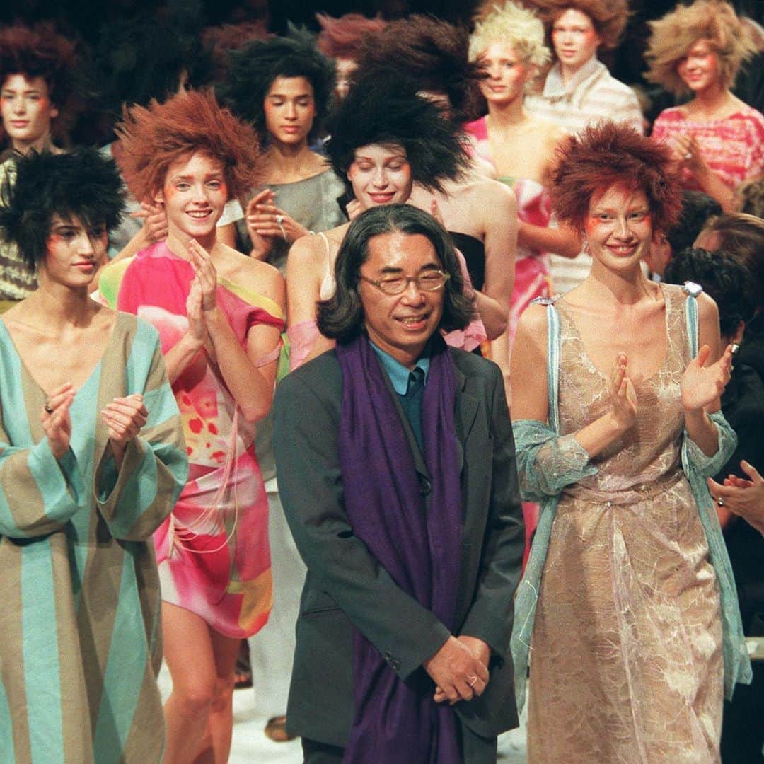 Fashion Weekのインスタグラム：「Over the weekend, visionary designer Kenzo Takada, founder of the namesake label @Kenzo, passed. For 50 years, he’s been a beloved figure in the fashion industry, bringing innovation, creativity and passion to all of his awe-inspiring work. Our hearts go out to Kenzo’s family, friends and the entire fashion community. Photo courtesy of @gettyimages」
