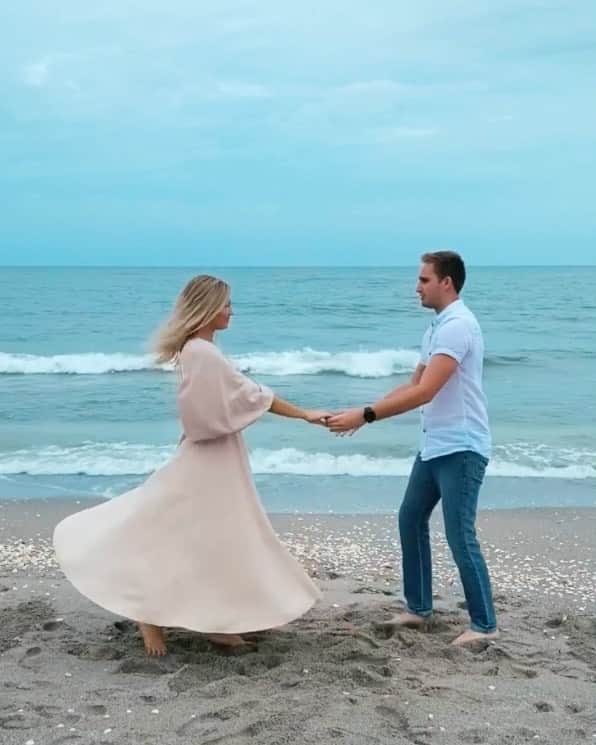 サシャ・カリスのインスタグラム：「Never a gloomy day with you... ❤️ Testing out our new moves thanks to @showheroffdance  Due to covid these classes became some of our favorite date nights at home 😍  #dance #showheroffdance #showheroff #beach」