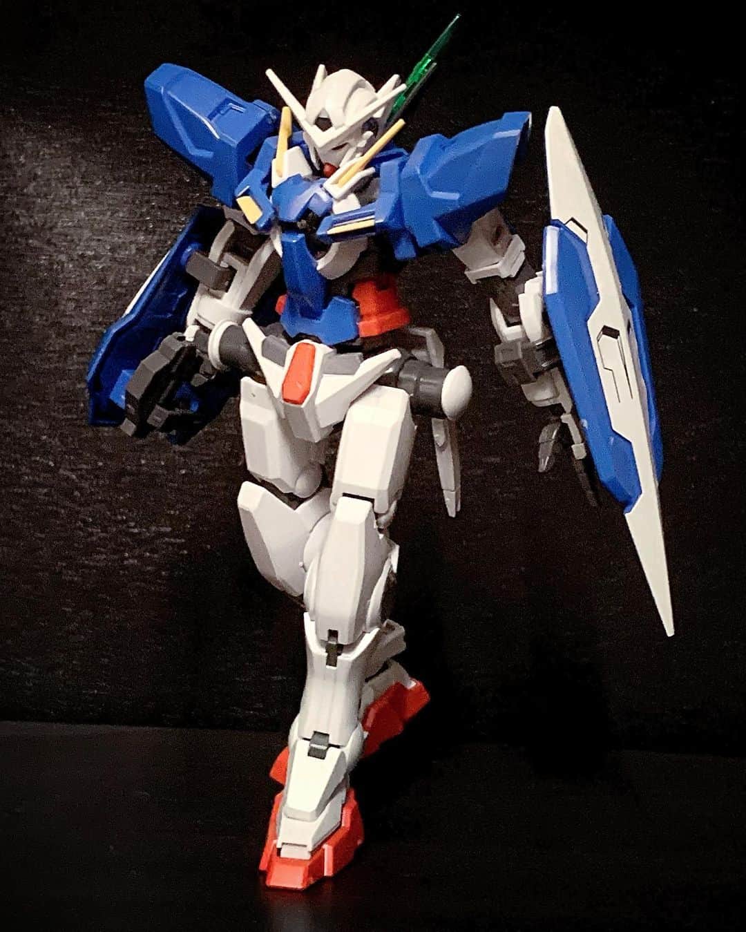 霜月紫のインスタグラム：「エクシアリペアⅡ素組み。 脛のシール忘れてる😢 #ガンプラ #ガンダムoo」