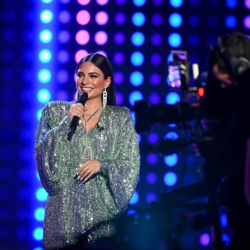 Ana Brenda Contrerasのインスタグラム：「Todavía sin reponernos del gran arranque @tucaramesuenaus  Gracias al público hispano  en US por todo su cariño y calidez . Los quiero ❤️ // Still catching my breath from last night’s #tucaramesuenaus premiere! My heart goes to  Hispanics in Us so grateful for all the love and support ❤️」