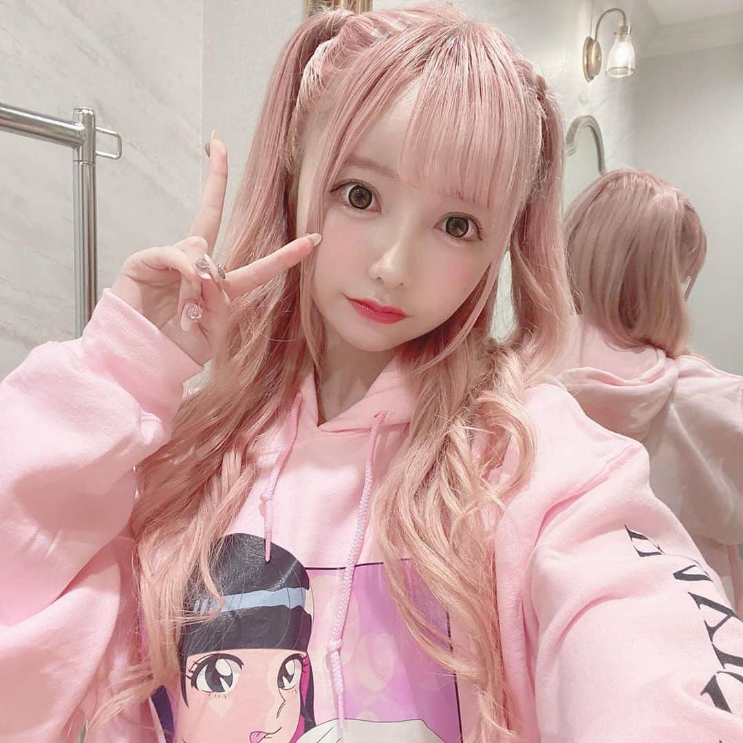のインスタグラム：「ゆりにゃちゃんがクソかわパーカーくれた♡♡ 速攻着たよね🎶 · · · #ootd #パーカーコーデ #パーカー女子 #ピンクヘアー #pinkhair #ハーフツイン #ゆりにゃ #오오티디 #데일리룩 #셀카」