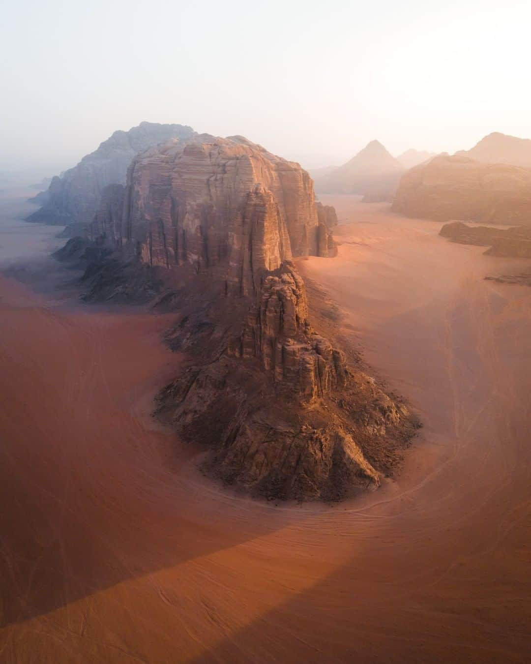 Discoveryさんのインスタグラム写真 - (DiscoveryInstagram)「Sunrise at Wadi Rum, a vast desert in Jordan. Desert nomads still live here, herding camels.   Photo + Caption: Kelsey Johnson @heykelseyj)   #WadiRum #Jordan #desertlife #landscapephotography #majestic_earth #exploremore」10月5日 23時36分 - discovery