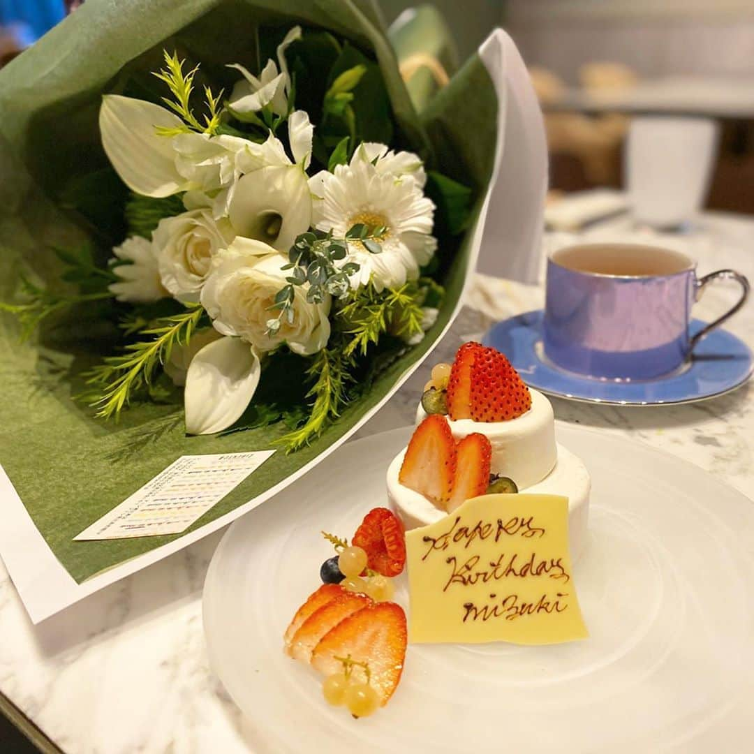 下田奈奈さんのインスタグラム写真 - (下田奈奈Instagram)「*﻿ みずきちゃんHappyBirthday🎂🤍﻿ ﻿ お花はみずきちゃんのイメージに合わせて﻿ 大人清楚なグリーンとホワイトの花束に💐🍃﻿ ﻿ いつもありがとう〜☺️🤍﻿ 色々話せて楽しかったなぁ〜✨﻿ ﻿ 次回はランニング＆ウォーキング会しようね🐕🐾﻿ ﻿ ﻿ #女子会 #誕生日 #誕生日ランチ #誕生日サプライズ #誕生日プレート #誕生日女子会 #誕生日ケーキ #表参道ランチ #表参道誕生日 #表参道誕生日プレート #gentleitalianandsushibar #gentledining」10月5日 23時37分 - shimodanana