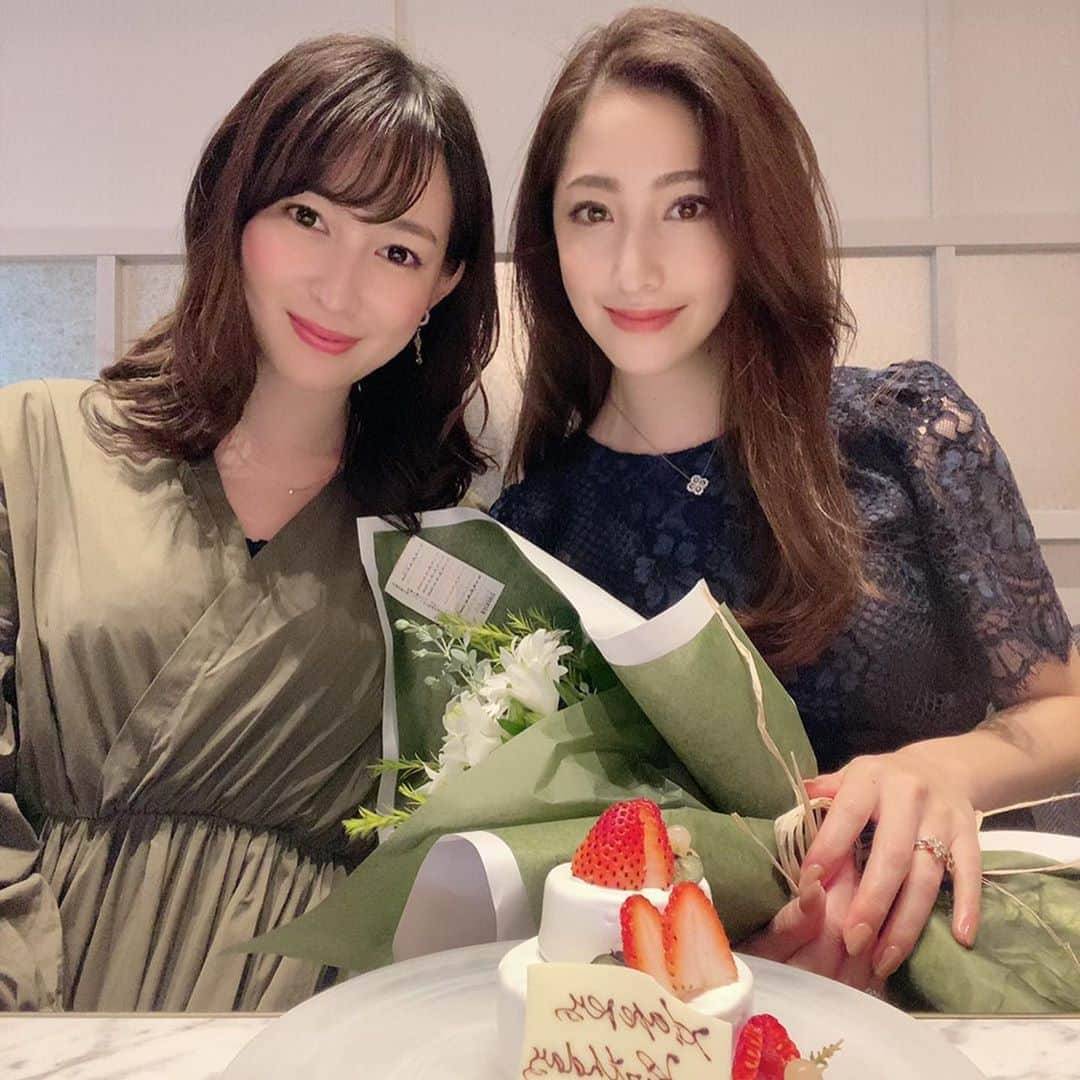 下田奈奈さんのインスタグラム写真 - (下田奈奈Instagram)「*﻿ みずきちゃんHappyBirthday🎂🤍﻿ ﻿ お花はみずきちゃんのイメージに合わせて﻿ 大人清楚なグリーンとホワイトの花束に💐🍃﻿ ﻿ いつもありがとう〜☺️🤍﻿ 色々話せて楽しかったなぁ〜✨﻿ ﻿ 次回はランニング＆ウォーキング会しようね🐕🐾﻿ ﻿ ﻿ #女子会 #誕生日 #誕生日ランチ #誕生日サプライズ #誕生日プレート #誕生日女子会 #誕生日ケーキ #表参道ランチ #表参道誕生日 #表参道誕生日プレート #gentleitalianandsushibar #gentledining」10月5日 23時37分 - shimodanana