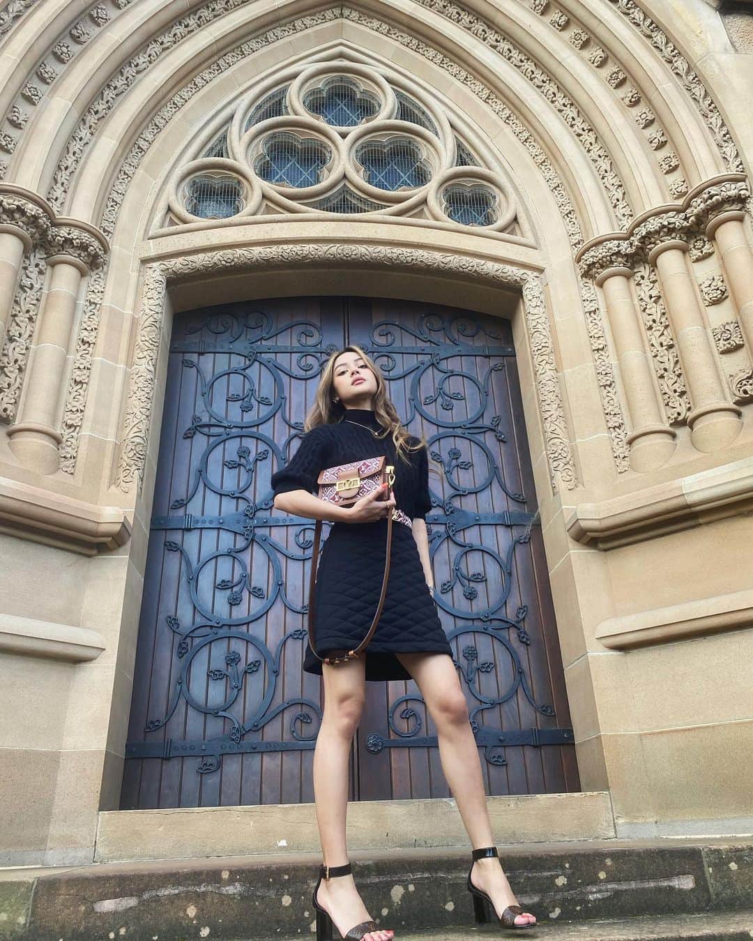 リリーマイマックのインスタグラム：「Can’t wait to see the @louisvuitton show !! Loving the new 1854 collection 😊 #LouisVuitton」