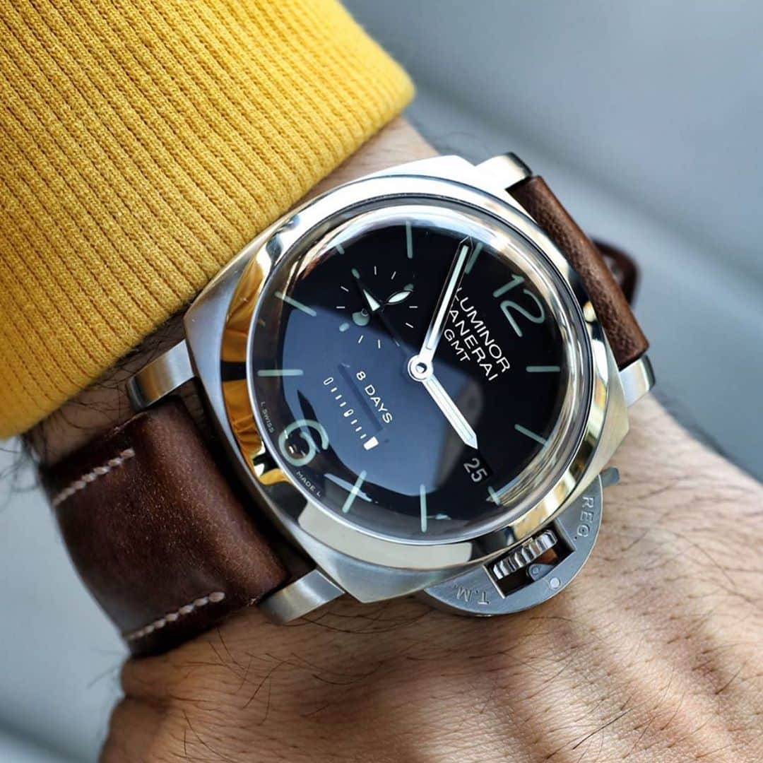 パネライのインスタグラム：「Widely regarded as one of the most complete Luminor Marina watches in the modern era. The #PAM233 GMT 8 Day. 1950’s case, manual wind with 8 day power reserve domed crystal and sandwich dial.   Do agree that it’s one of the best? Or do you have something else in mind.  Pic by @azcii #paneraicentral」