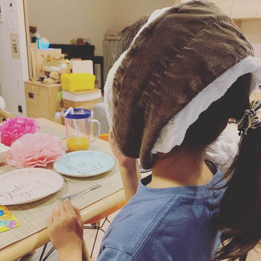 のインスタグラム：「本日は長女の誕生日🎂🎉🎊🎁✨  9歳になります！23時56分生まれなので。当時産婦人科で、何も力になれない男のちっぽけさ。ソワソワしてたな💦  そして、三ツ沢でのゆりかごから9年か〜。  次女との合同誕生日パーリー前に頭ぶつけてアイシング😨 大事に至らず良かった。  明日6日は親父の誕生日👨‍🦳✨ . . #長女 #誕生日 #HappyBirthDay #9歳 #負傷 #アイシング #合同誕生日パーリー」