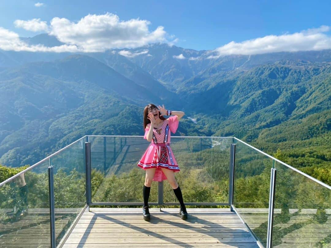 ぱいぱいでか美のインスタグラム：「すっかり白馬大好きちゃんに… ꙳ #白馬村 #長野県 #白馬マウンテンハーバー #hakubamountainharbor #landstationhakuba #restaurant雪峰 #隈研吾 #ご飯ととるのがいいと聞きました #ヤッホーフェス #白馬ノ音 #ZOOMUP #エムオン ꙳ 金土日とお仕事で長野県の白馬村に行きました！ めちゃくちゃ素敵なところで大好きになっちゃった(T . T) もう白馬行きたいもん……。 というわけで初日の思い出の超一部を載せておきます。 山々が見渡せる白馬マウンテンハーバー、 写真じゃ伝わりきらないけど本当にすごい壮大な景色で…！ そもそも山頂に辿り着くまでのロープウェイも楽しすぎるし！ 地元の観光業会の方にもお勧めしてもらった ランドステーション白馬の中にある雪峰もめちゃくちゃ美味しかったです、、！ ホテルも綺麗で広いところを取っていただいて ベッドも二つあったので二泊でちゃんと1回ずつ寝ました。笑 ヤッホーフェス、音楽イベント『白馬ノ音』に合わせてのお仕事だったのですが そちらの模様は私が出演させてもらってる 音楽専門チャンネルM-ON!「ZOOM UP!」内でも お届けしていきますので 出演者さんとの写真はまたO.A後にまったり載せます〜 プロデューサーとしてもミュージシャンとしても最高にかっこいいISEKIさん、 そして白馬村の皆さんはじめスタッフの方々に大感謝です。 白馬という素敵な場所をこの機会に知れて本当によかった〜！ すでに白馬ロスなので笑 またちょこちょこ載せていきますね。」