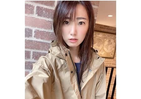 阿川麻美さんのインスタグラム写真 - (阿川麻美Instagram)「雨の日コーデ🌂  #ootd 🧥.. @ametohare_jp  こちらのコートは実はレインコート。 お洒落なデザインだから普段使いにも🙆‍♀️ 防水性もあってしかも軽くて 雨の日の自転車でも足元が濡れにくいデザインになってるらしい😳 雨でも自転車乗らなきゃいけない機会が多い子育てママさんにとってもおすすめ💗  #アメトハレ #ametohare #レインコート #レインポンチョ #カジュアルコーデ #大人コーデ #pr #dweユーザー #dwe #dweユーザーさんと繋がりたい  #ママスタグラム #ママコーデ #ママリ #ママファッション #ママライフ #ママさんと繋がりたい #ママスタイル #2歳男の子  #レースクイーン #rq #モデル」10月5日 23時47分 - asamichi922