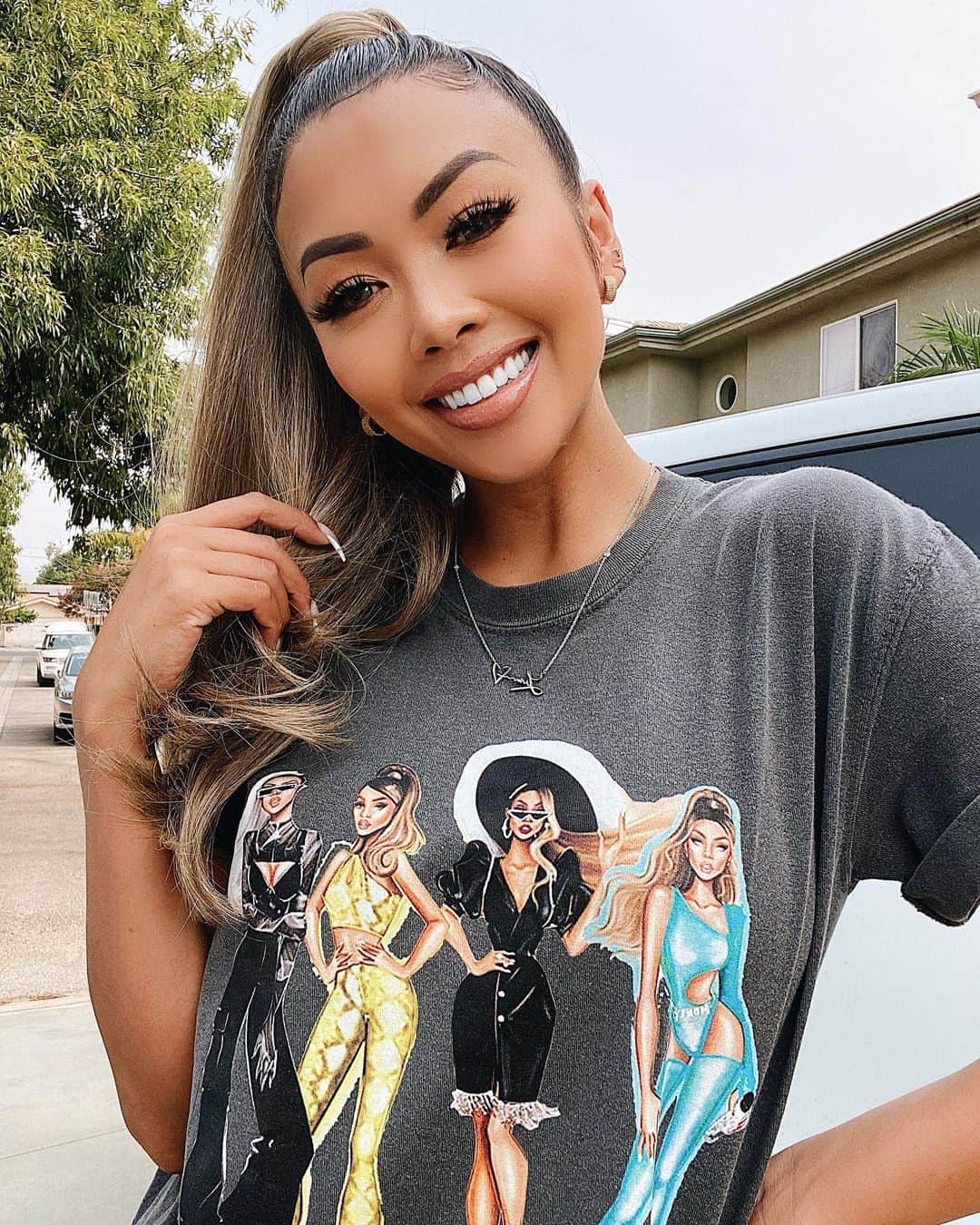リアン Vさんのインスタグラム写真 - (リアン VInstagram)「New “Who You Are” Vintage wash T’shirts from @shoplianev 🔥 Wanted to create a t’shirt with different versions of myself from my music video! Watch Now! Youtube: LianeV」9月12日 8時45分 - lianev