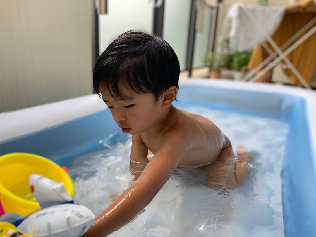 氷浦紫さんのインスタグラム写真 - (氷浦紫Instagram)「昨日は#後期最初のプレ幼稚園   息子ちんは出席確認でお名前呼ばれた時一瞬手を挙げて、その後両目を隠して【いないなぁ～(笑)】って言ったの……ママびっくりよ。 居ないんじゃダメじゃん！！ て突っ込んであげたけど……周りのお友達の驚きの眼差しが刺さる……  先生の紙芝居の時も、登場人物を指さし、【あれはだれだ？？】って立ち上がって大声で言う……  こういう子居たよねぇクラスに。 てかんじでした。 暑かったけど広い園庭の遊具でも遊ばせて貰えてよろこんでました。 またいきたーい！って。良かった。  帰ってからプール。 これでプール終わりかなぁ？？  #やんちゃボーイ #2歳7ヶ月男の子#子育てママ #子育てぐらむ #成長記録」9月12日 8時46分 - yukalihiula