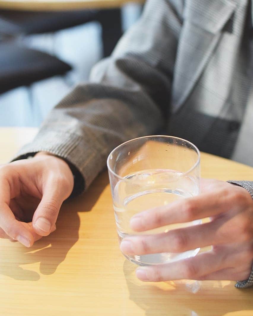 外山将平のインスタグラム：「お水よく飲むようにしてます！  #健康#お水#こんにちは#おはよう#goodmorning#役者#俳優#外山将平#fashion#カメラ好きな人と繋がりたい#camera#今日の外山#ootd#写真#眼鏡男子#メガネ男子#ポートレート#rayban#summer#作品撮り#自然#instagood#シンプル#cafe#カフェ巡り#カフェ休憩#朝活#マーチン男子#coffee」