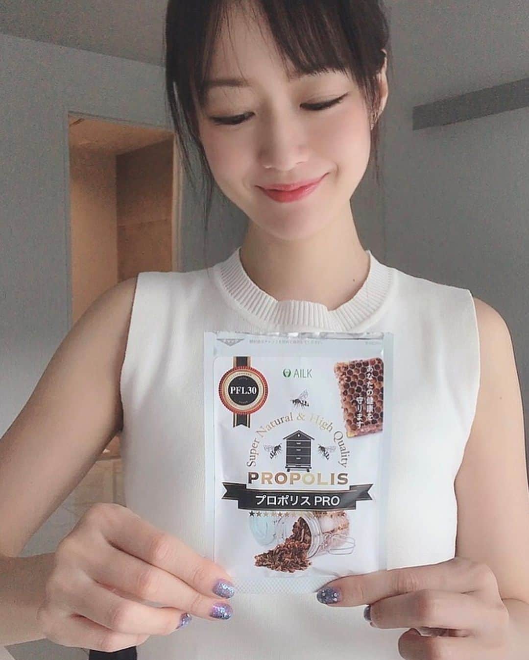 のインスタグラム：「わたしが飲んでるサプリラスト💋  💎プロポリス  ミツバチの巣に使われるプロポリス  ハーブや樹木の新芽と  ミツバチ自らの酵素成分を含む唾液を  混ぜて作った固形の物質🐝  このプロポリスを  巣に塗りつけ  ウイルスの進入や  巣内の腐敗を防いでるんだって〜🐝💡 ↑ すごい😳  父がガンで闘病していた時も プロポリスの液体を飲んでいたな〜   📍とにかく小粒で飲みやすい💋  ✨✨✨✨✨✨  こんな時だし  もうすくインフルエンザや風邪も流行るから  免疫力もっとあげなゃね🥰⤴︎︎︎⤴︎︎⤴︎︎︎  #免疫力アップ #コロナ対策 #コロナに負けるな #風邪予防 #天然抗生物質 #免疫力 #免疫力 #風邪 #インフルエンザ #コロナ #サプリメント #サプリ #蜜蜂 #美容 #🐝 #bee #美肌  @ailk.online  #吉山りさ #アラフォー #インナーケア   📍喉がやられやすいけど 回復も早いみたいで嬉しい〜☺️🌈」