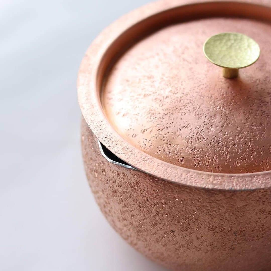 Komerco-コメルコ-さんのインスタグラム写真 - (Komerco-コメルコ-Instagram)「. ころんと愛くるしい。 まあるいミルクパン🥛  ちょうどいいサイズ感と、 槌目の風合いが何ともそそられる片手鍋。  鍛金（たんきん）という日本の伝統工芸の技術を用いたクラフトメーカー #WATO からお届けします。  銅製で、熱伝導が良く、均一に熱が通るため、 季節の果物を使ったジャムづくりや、チーズフォンデュにもぴったり。  煮崩れしづらいので、肉じゃがやごろごろカレーにもいいですね🥔  鎌倉にあるアトリエショップでは、 WATOの作品を実際にお手に取ってご覧いただけますよ🙌  ------------------------------- WATO／まあるいミルクパン [ 蓋 付 ] https://komer.co/products/rVtdMSKYowLcrfkwWS11  ▷こちらの作品はKomercoアプリとWebサイトでクリエイターから直接ご購入いただけます。 ホーム画面の検索窓で「WATO」と検索してください🔎  ▷Web版はプロフィールリンクから📲 @komerco_official  ▷iOS版アプリのダウンロードはAppStoreにて「Komerco」または「コメルコ」と検索🔎 -------------------------------  #komerco #コメルコ #cookpad #クックパッド #komercoごはん #料理をもっと楽しく #おうちごはんを楽しもう #おうちごはん #instafood #foodpic #cookinglove #手しごと #komercoクラフト #クラフト #手作り #一点物 #WATO #ミルクパン #ミルク鍋 #ホットミルク #銅 #チーズフォンデュ #ココア #真鍮 #熱伝導 #片手鍋 #純銅 #鎚目模様」9月12日 7時30分 - komerco_official