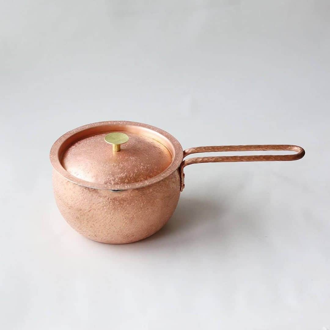 Komerco-コメルコ-さんのインスタグラム写真 - (Komerco-コメルコ-Instagram)「. ころんと愛くるしい。 まあるいミルクパン🥛  ちょうどいいサイズ感と、 槌目の風合いが何ともそそられる片手鍋。  鍛金（たんきん）という日本の伝統工芸の技術を用いたクラフトメーカー #WATO からお届けします。  銅製で、熱伝導が良く、均一に熱が通るため、 季節の果物を使ったジャムづくりや、チーズフォンデュにもぴったり。  煮崩れしづらいので、肉じゃがやごろごろカレーにもいいですね🥔  鎌倉にあるアトリエショップでは、 WATOの作品を実際にお手に取ってご覧いただけますよ🙌  ------------------------------- WATO／まあるいミルクパン [ 蓋 付 ] https://komer.co/products/rVtdMSKYowLcrfkwWS11  ▷こちらの作品はKomercoアプリとWebサイトでクリエイターから直接ご購入いただけます。 ホーム画面の検索窓で「WATO」と検索してください🔎  ▷Web版はプロフィールリンクから📲 @komerco_official  ▷iOS版アプリのダウンロードはAppStoreにて「Komerco」または「コメルコ」と検索🔎 -------------------------------  #komerco #コメルコ #cookpad #クックパッド #komercoごはん #料理をもっと楽しく #おうちごはんを楽しもう #おうちごはん #instafood #foodpic #cookinglove #手しごと #komercoクラフト #クラフト #手作り #一点物 #WATO #ミルクパン #ミルク鍋 #ホットミルク #銅 #チーズフォンデュ #ココア #真鍮 #熱伝導 #片手鍋 #純銅 #鎚目模様」9月12日 7時30分 - komerco_official