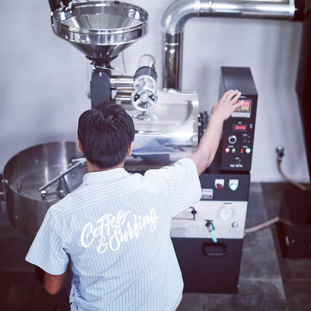 坂口憲二（THE RISING SUN COFFEE）さんのインスタグラム写真 - (坂口憲二（THE RISING SUN COFFEE）Instagram)「◆GOOD MORNING COFFEE‼︎◆  おはようございます。昨日、ハフポストさんから受けた2回目の取材記事がポストされ、多方面から多くのご声援を頂きました。この場を借りて、皆様に御礼を言わせて頂きます。  まだまだ至らないこともたくさんありますが(特にいつも売り切れが多くてごめんなさい！)、引き続き、TRSCをよろしくお願いします。  僕がコーヒーを始めるきっかけの一つになったオレゴン州ポートランドにはこんな言葉があります。『Keep Portland Weird(変わりもので行こう‼︎)』僕らも星の数ほどあるコーヒー屋さんの中で唯一無二の存在になれるよう...真面目にふざける事を忘れずに...今後も日々精進して行きたいと思います！  坂口憲二  #coffee #coffeebeans  #coffeeroaster  #coffeelab  #coffeeandsurfing  #coffeetime  #coffeelover  #coffeebreak  #coffeeshop  #coffeestand  #coffeeholic  #coffeehouse  #coffee_inst  #coffeemaker  #coffeeshops  #coffeecoffeecoffee  #coffeenclothes  #coffeeaddict  #coffeeculture  #coffeemorning  #coffeemag #specialitycoffee  #huffpost  #keepportlandweird  #TRSC」9月12日 7時31分 - therisingsuncoffee