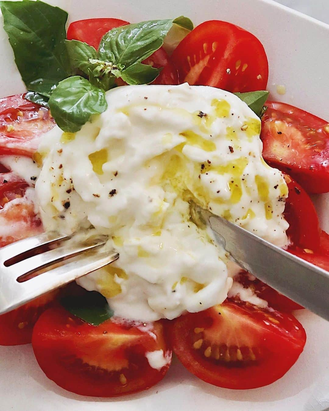 樋口正樹さんのインスタグラム写真 - (樋口正樹Instagram)「burrata caprese . 朝ご飯はブラータで おいしいカプレーゼ。 フレッシュチーズは フレッシュなうちに！ . ディステファノ社の おいしいブラータの 次回の入荷は１６日。 ご注文はお早めにー。 👉 @the_foods.jp . 学大のご近所さんの エッセンティアでも 昨日入荷してますよ。 お近くの方こちらで この週末にでもぜひ！ 👉 @essentia_gakudai . . . #カプレーゼ #サラダ #トマトサラダ #ブッラータ #ブラータ #ストラッチャテッラ #ディステファノ社 #ステファノ社 #イタリアン #プチ贅沢 #italianfood #italyfoodporn #burrata #burratagram #burratacheese #distefanocheese #burrata #stracciatella #stracciatelladiburrata #burrataporn #cheeselover #salad #burratacaprese #caprese #insalatacaprese」9月12日 7時37分 - higuccini