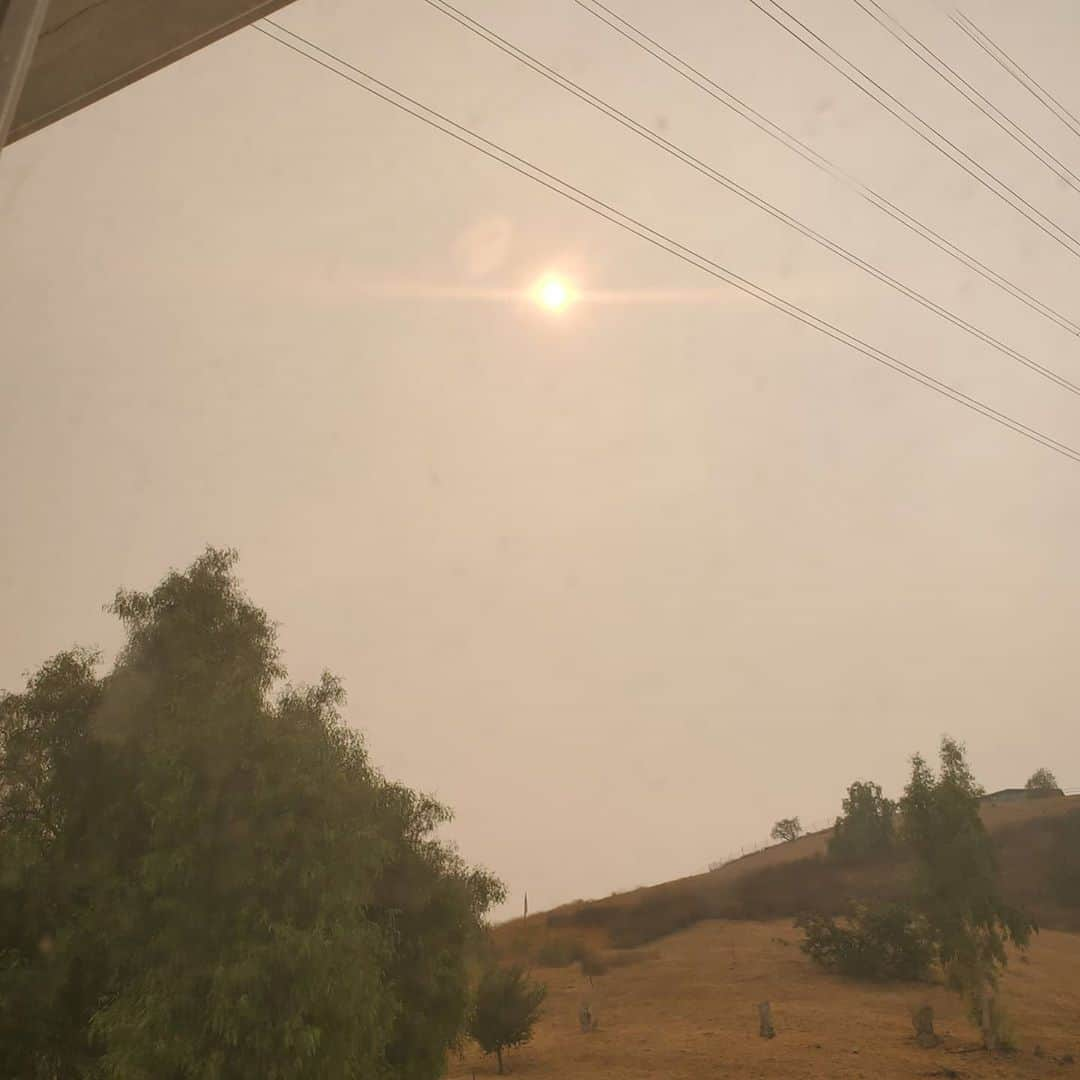 ガソリングラマーさんのインスタグラム写真 - (ガソリングラマーInstagram)「Afternoom sun #shadowhills #wildfires #wildfire 😷😒🔥☀️no filter no fog all smoke」9月12日 7時37分 - gasolineglamour