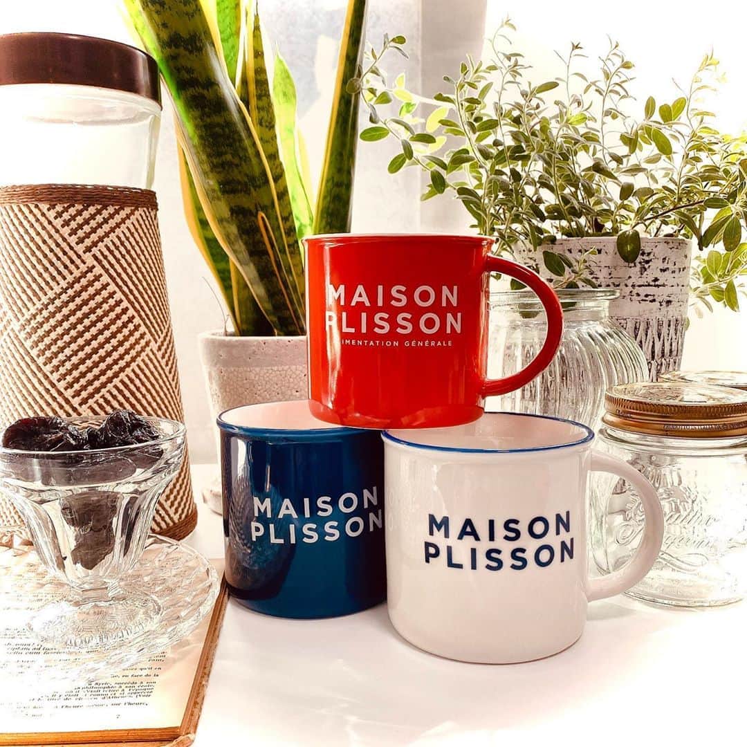 EFFIEさんのインスタグラム写真 - (EFFIEInstagram)「▶︎ La Maison Plisson   おうちで過ごすことが増えた ２０２０年  毎日使う食器も 使う頻度が増えてきました  毎日使うマグカップ 毎日使いすぎて、愛着もわくけど  こんな時だからこそ 新しいマグカップに変えて気分も一新してみませんか。。？  La Maison Plisson ラ・メゾン・プリッソンのオリジナル  トリコロールカラーがかわいい シンプルなパリデザインのマグカップです  La Maison Plisson　 ラ・メゾン・プリッソンは2015年にパリで誕生した新しいタイプの食材マーケットです  オーナーは、YSL、アニエスｂ、クローディ・ピエルロでディレクターを務め、モード界から転身したデルフィーヌ・プリソン  ビオをはじめ、選び抜かれた最高品質でおいしい食品が並び、細部にまでセンスを感じる彼女のセレクト  シンプルで、清潔感のあるデザインは、クリーン＆スタイリッシュな雰囲気を感じさせます  そんな La Maison Plissonの シンプルでフレンチテイスト満点のマグカップ  しっかりした厚手の陶器です サイズも大きめで たっぷりと飲める容量があるので カフェオレやコーヒー、ミルクはもちろん、コーンスープなど入れて飲むのもおすすめです  外出することが減って、自宅で過ごす時間が増えた今  新しいマグカップで毎日のカフェタイムを楽しくしませんか？  La Maison Plisson ラ・メゾン・プリッソン マグカップ　　1,900yen(+tax)  #effie#efinternational#ラメゾンプリッソン#おうち時間#おうち時間を楽しむ#カフェタイム#マグカップ#フレンチスタイル#フランス🇫🇷#paris#パリ#トリコロール#トリコロールカラー#気分を変える#コーヒーのある生活#カフェオレ好き#パリの生活#おしゃれな生活#暮らしを楽しむ」9月12日 7時41分 - e.f.international