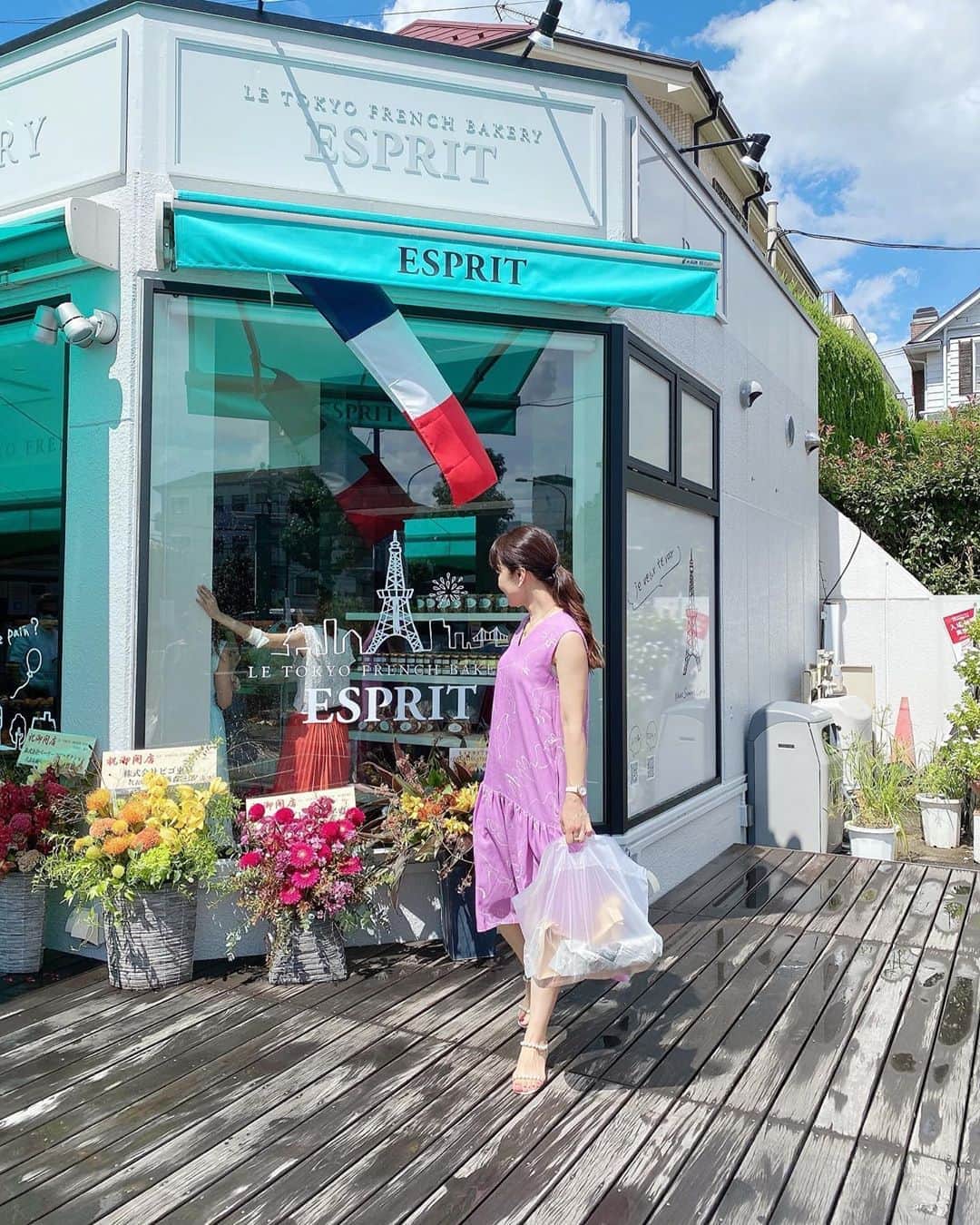 のインスタグラム：「＊ LE FRENCH TOKYO BAKERY ESPRIT @esprit_tokyofrenchbakery   美香ちゃん @mika_saka からお誘い頂き9/16田園調布にOPENするパン屋さんのレセプションに伺って来ました✨  お店のネーミング通り外観から フランスの雰囲気で素敵🇫🇷♡ フランス行ったことないけど🤣  もうパンが大好きで大好きで 色々なパンを食べ歩いてるけど、 こちらで頂いたパンは本当に美味しかったー💕  我慢出来ずまず店内で巨峰のデニッシュを食べてしまいw、お家に帰ってからも立て続けに3つペロっと食べちゃいました😝  パンを食べてる時ってなんであんなに幸せな気持ちになるんだろう♡  都立大にある高級食パン屋さんの 『ふじ森』と同じオーナーさん みたいなので今度は食パンも買いに 行かなきゃ🍞♪  LE FRENCH TOKYO BAKERY ESPRIT 世田谷区玉川田園調布2丁目6-21  tel 03-6715-6699  定休日なし　8:00〜18:00  #ルトーキョーフレンチベーカリーエスプリ #ふじ森#パン#パン屋#パン屋さん#ベーカリー#田園調布グルメ #田園調布パン屋#パン好き女子」