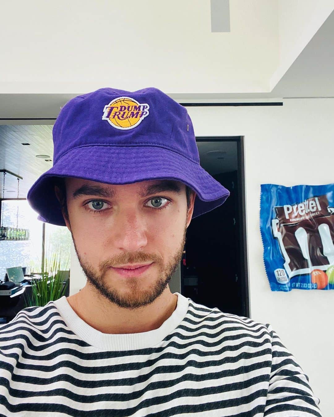 ゼッドのインスタグラム：「🙃」