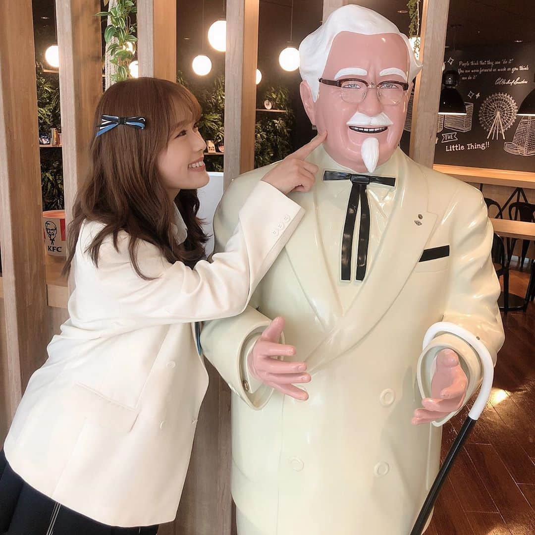 渋谷凪咲さんのインスタグラム写真 - (渋谷凪咲Instagram)「女サンダースになれちゃいました👵🏻👴🏻🍗笑 . . そんな今日は、 . 🌼朝8時30分〜フジテレビ系全国ネット 『#土曜はナニする！？』 . 伊沢さんと #ケンタッキー にロケへ行かせて頂きました♪ . 🌼11時59分〜読売テレビ 『#特盛よしもと』 . 🌼夕方6時〜FM 大阪ラジオ 『#ハートコレクトNMB』 . 🌼深夜1時33分〜読売テレビ 『#ワケありレッドゾーン 』 . . に出演させて頂きます☺️ . どれも、観れるものはぜひご覧下さいませませ🙏 . . #カーネルサンダース さん #見れば見るほど素敵なお方ですね✨ #ケンタッキーフライドチキン #おいしさと優しさと笑顔の食べ物 #工夫と歴史がものっすごいんだから💗笑 #今日ケンタッキーにしないっ☺️？ #する〜っ♪ #kfc」9月12日 8時12分 - nagisa_nikoniko