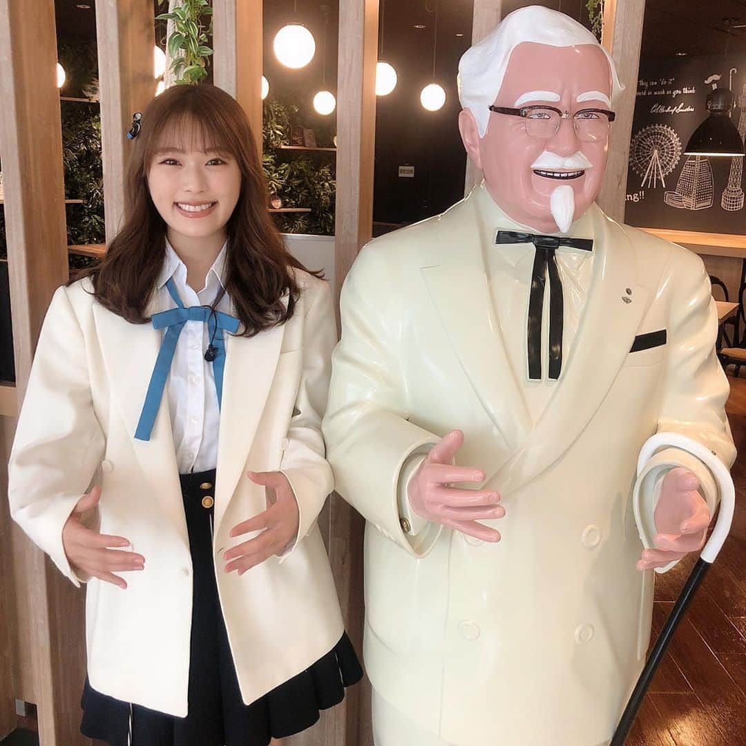 渋谷凪咲さんのインスタグラム写真 - (渋谷凪咲Instagram)「女サンダースになれちゃいました👵🏻👴🏻🍗笑 . . そんな今日は、 . 🌼朝8時30分〜フジテレビ系全国ネット 『#土曜はナニする！？』 . 伊沢さんと #ケンタッキー にロケへ行かせて頂きました♪ . 🌼11時59分〜読売テレビ 『#特盛よしもと』 . 🌼夕方6時〜FM 大阪ラジオ 『#ハートコレクトNMB』 . 🌼深夜1時33分〜読売テレビ 『#ワケありレッドゾーン 』 . . に出演させて頂きます☺️ . どれも、観れるものはぜひご覧下さいませませ🙏 . . #カーネルサンダース さん #見れば見るほど素敵なお方ですね✨ #ケンタッキーフライドチキン #おいしさと優しさと笑顔の食べ物 #工夫と歴史がものっすごいんだから💗笑 #今日ケンタッキーにしないっ☺️？ #する〜っ♪ #kfc」9月12日 8時12分 - nagisa_nikoniko