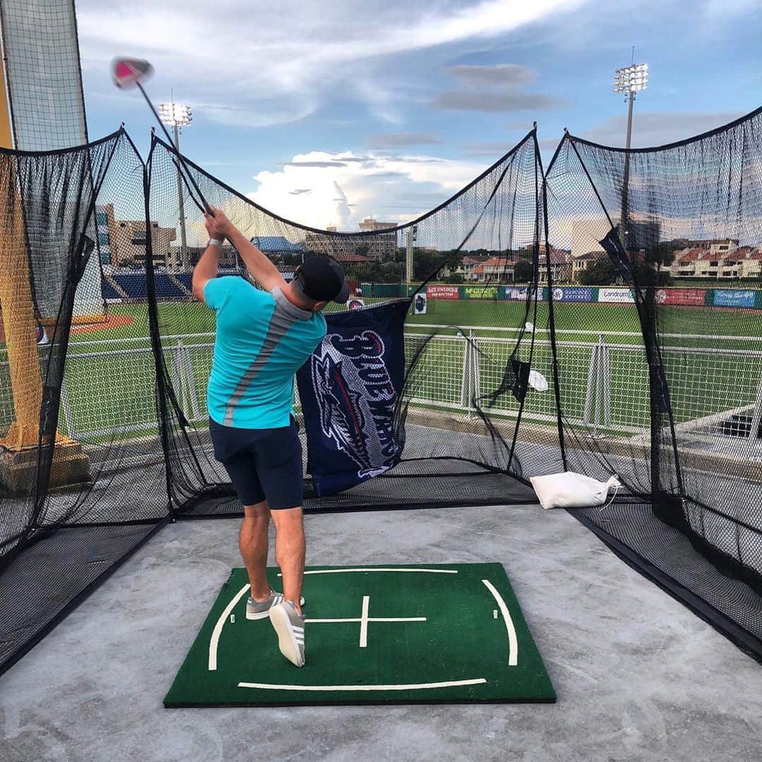 バッバ・ワトソンのインスタグラム：「Mevo+ by @flightscopegolf is so versatile @pensacolagolfcenter is using it to host a long drive contest at @bluewahoosbball stadium tonight! Love it!! #WahoosLife #KnowYourNumbers」