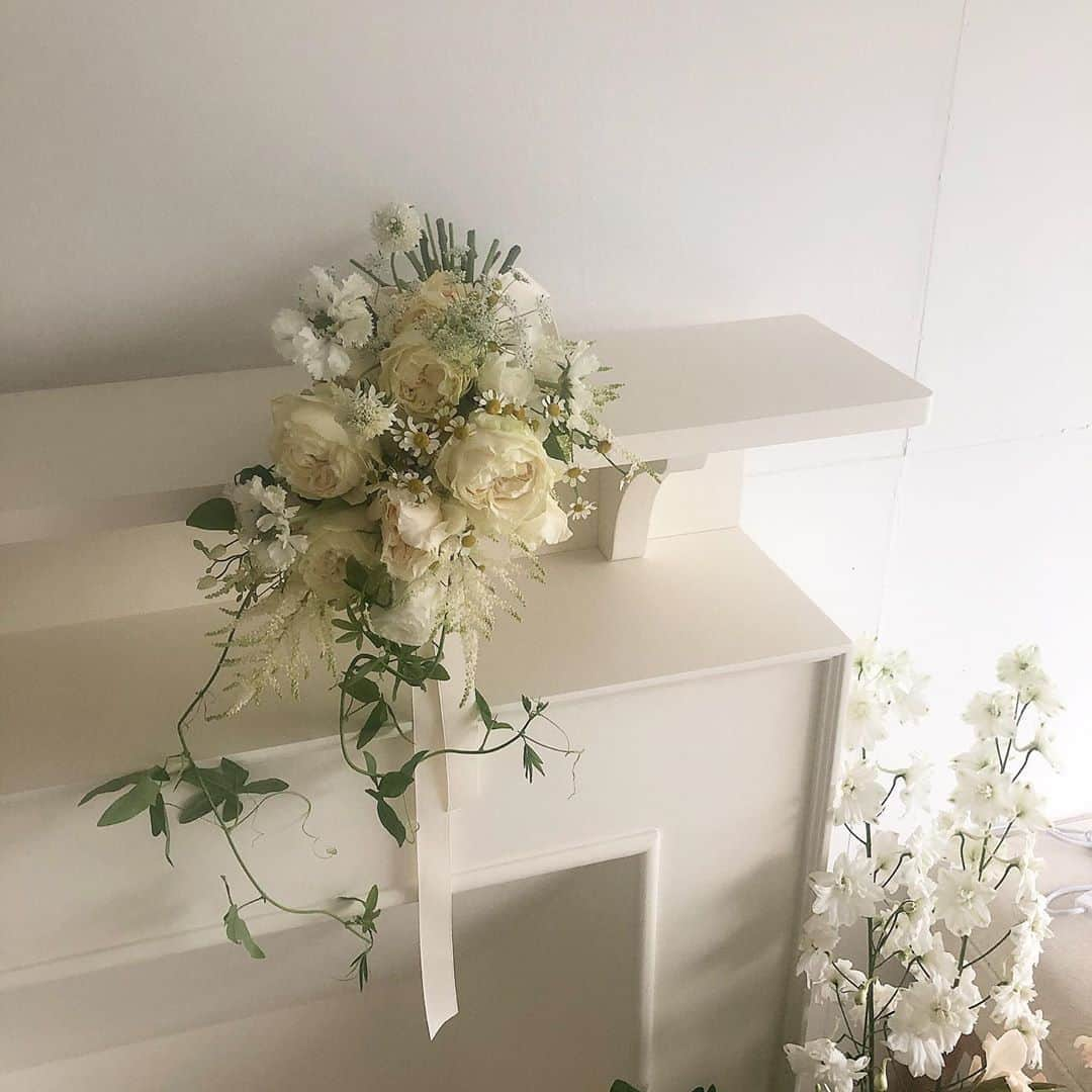 플로리스트 이주연 florist Lee Ju Yeonさんのインスタグラム写真 - (플로리스트 이주연 florist Lee Ju YeonInstagram)「. . 아침에 만들어진 따끈따끈한 부케 🤍 신부님 결혼 진심으로 축하드려요 💛 . #암부케 #티어드롭부케  #바네스플라워부케 #웨딩부케 #부케  . 订花 WeChat ID vaness_flower 페이팔 결제 가능  클래스상시모집 당일꽃주문가능 . #수업문의 #주문예약 #lesson #Order  Katalk ID vaness52 WeChat ID vaness_flower E-mail vanessflower@naver.com . 서초구 양재천로 123 5층 📞02-545-6813 . #vanessflower #florist #flowershop  #花束 #바네스플라워 #플로리스트 #꽃다발 #부케 #플로리스트학원 #플라워레슨 #양재동꽃집 #양재역꽃집 #꽃다발주문 #꽃수업 #꽃주문  #대관 #공간대여 #스튜디오대관 #자연광스튜디오 #자연광스튜디오대관 #스튜디오」9月12日 8時30分 - vanessflower