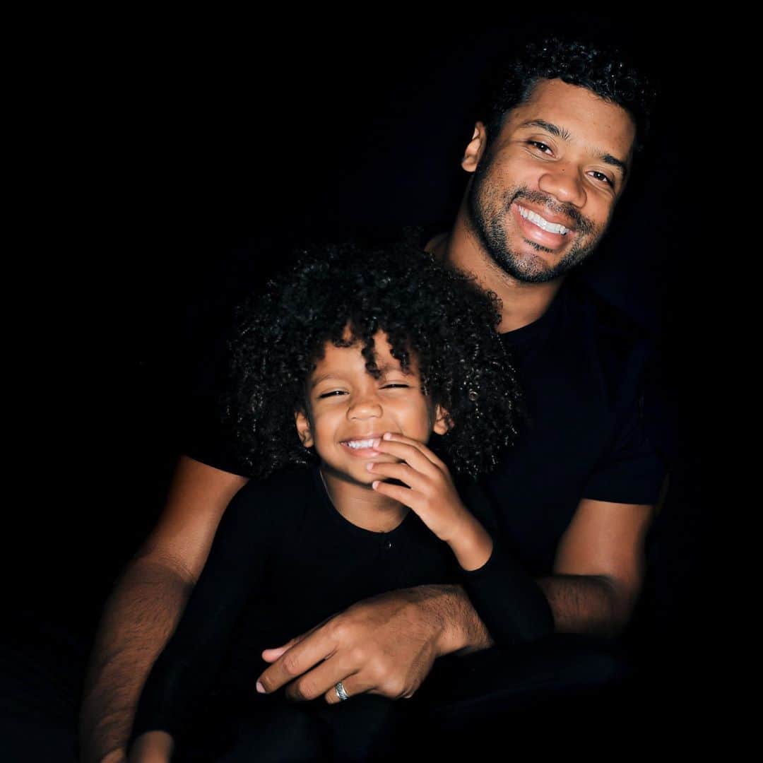ラッセル・ウィルソンのインスタグラム：「My Princess. Daddy will always laugh, hold, guide, and love you to the moon and back.   📸: @awilly03」