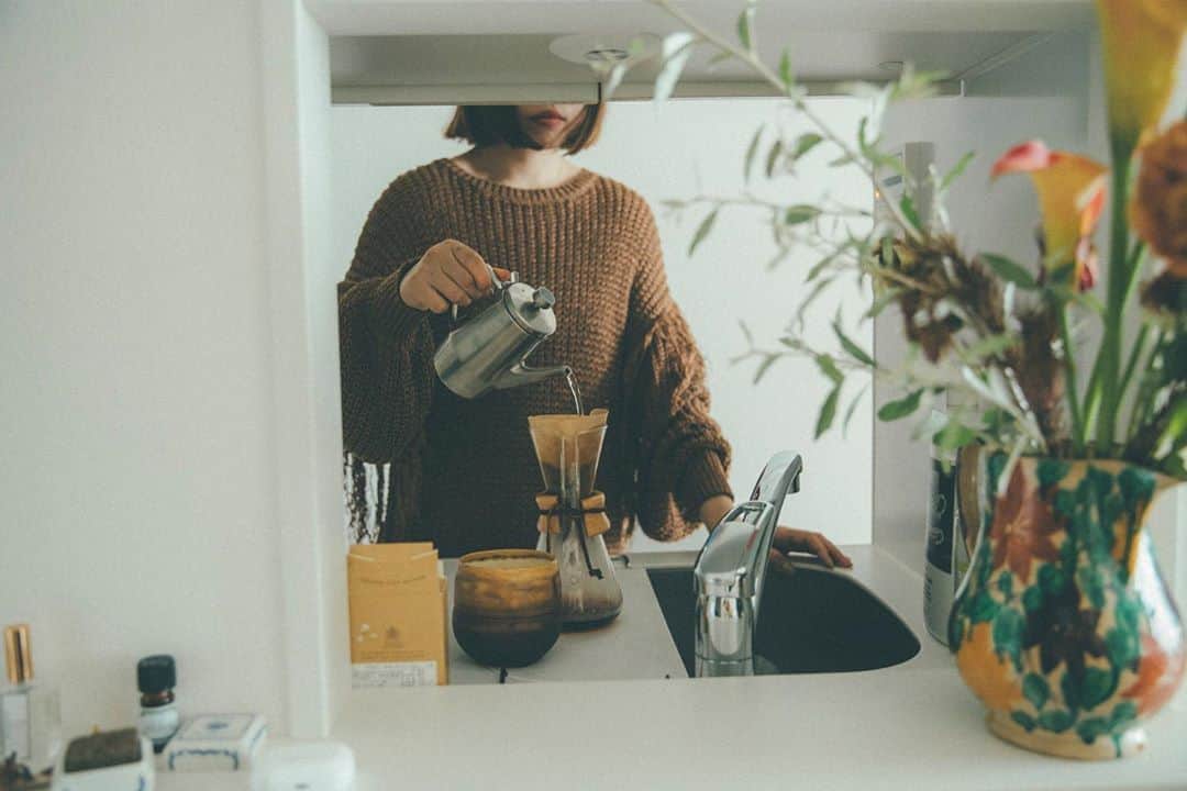 まつだみらいのインスタグラム：「この週末に（書籍を）ご予約頂いていた皆さまのところに届くようで嬉しいです。  一昨日から届きだしているようで沢山のストーリーズ、ほんっとに嬉しいです！！！！  すごくどきどきしていたので。 （いや、まだしてる、、今朝トークショー開いて誰も来ない夢を見るほどに、、😂）  みなさま、本当に有難うございます。優しさに泣けてきます。  #私が私らしく生きる美学  （この写真はアザーです）」