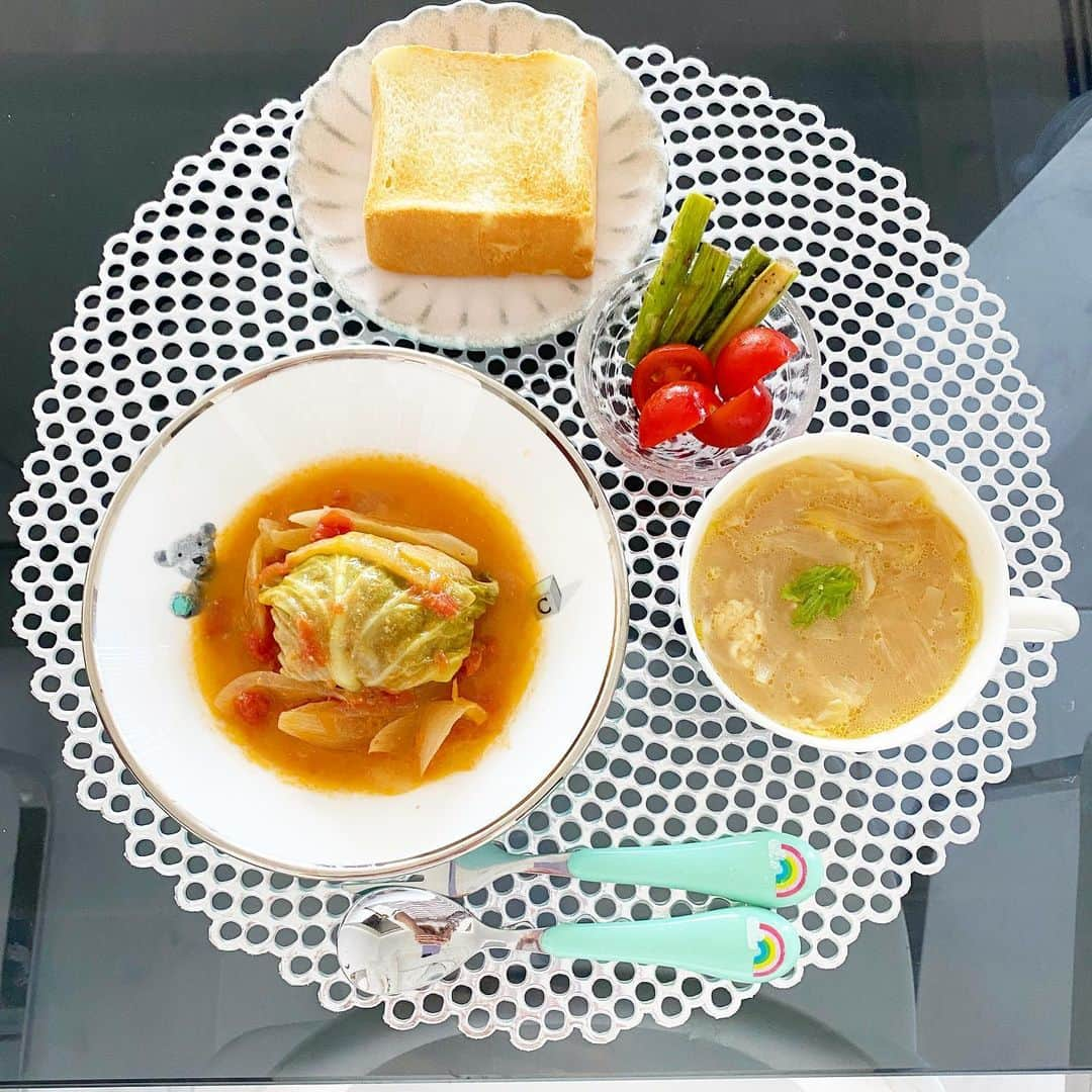 河島未怜のインスタグラム：「ぼくの朝ごはんシリーズ  我が家は 1日を10とすると 朝ごはん3 昼ごはん4 夜ごはん3 の量で食べてもらいたいと思って 作っています₍₍(∩´ ᵕ `∩)⁾⁾  朝からもぐもぐ食べてくれるには かなりのパワーが必要ですよね ☑︎早起きする必要性 ☑︎お腹を空かせた朝を迎える  お母さんたちにとって ハードルが高いとおもうことも 多いですが 夕飯を早めに食べさせて 早めに寝かせる。  そして すっきり起きた朝、 たくさん水分を取ってもらって 副交感神経から 交感神経へスムーズに移行 させてあげたいものです。 スムーズに交感神経が優位になることで、朝から頭の回転が良くなります。 （突然の難しい話。w）  でも なかなか食べてくれないことのほうが多いです。 とくに我が家は。。（ ; ; ） 気分が乗らないこともあるのかな。  そんな時、やりがちな 「食べなさいっ！」 と無理矢理口に運ぶ行為…  これはダメですね（ ; ; ）  食事は楽しい時間₍₍(∩´ ᵕ `∩)⁾⁾ を伝えることが一番大切なことです。  肩の力を入れすぎず、 例え少ししか食べてくれなくても 懲りずに笑、 毎日朝から見て楽しめるお食事を出していこうと思っています。  #朝ごはん#幼児食 #幼児食インストラクター#子どもごはん#子どもの朝ごはん  #ナチュラルフードコーディネイター#無添加生活#野菜たっぷり」