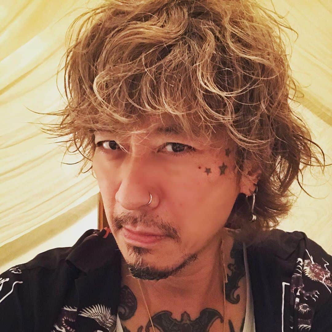 Ju-kenのインスタグラム：「Goooood mo!  今年もパワフルポジティブディーヴァ、大黒摩季さんのツアーに参加させて頂きます♫ コロナ対策も万全を期しておりますので、お近くの方は是非お越し下さい！  コロナのケツを蹴っ飛ばせ👠  Kick COVID-19’s ass!!!😎  #大黒摩季　#ツアー2020」