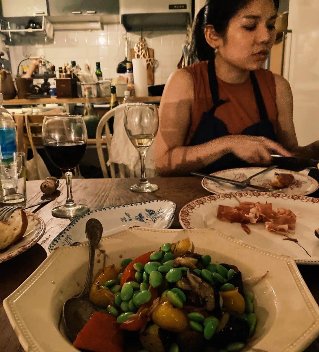 松田珠希さんのインスタグラム写真 - (松田珠希Instagram)「フードスタイリストの友人あやかちゃん　@ayakaiwasa のお宅ご飯が本当に美味しくて余韻に浸る日々🇫🇷パリ仕込みの彼女のお料理は食材の旨味1000%なのに対し、味付けは塩と胡椒だけだったりするから不思議。 しかもマシンガントークをしながらもいつの間にかどんどん出来上がっていく様は圧巻。 お料理の研究をしてるといつの間にか朝になってる事もあると前に楽しそうに言っていたな。やっぱり好きって素晴らしいよ。ありがとう。  #他にカツオのグリルも食べました #いわさあやか　#おうちごはん #パリ　#dinner」9月12日 8時42分 - tamakimatsuda11