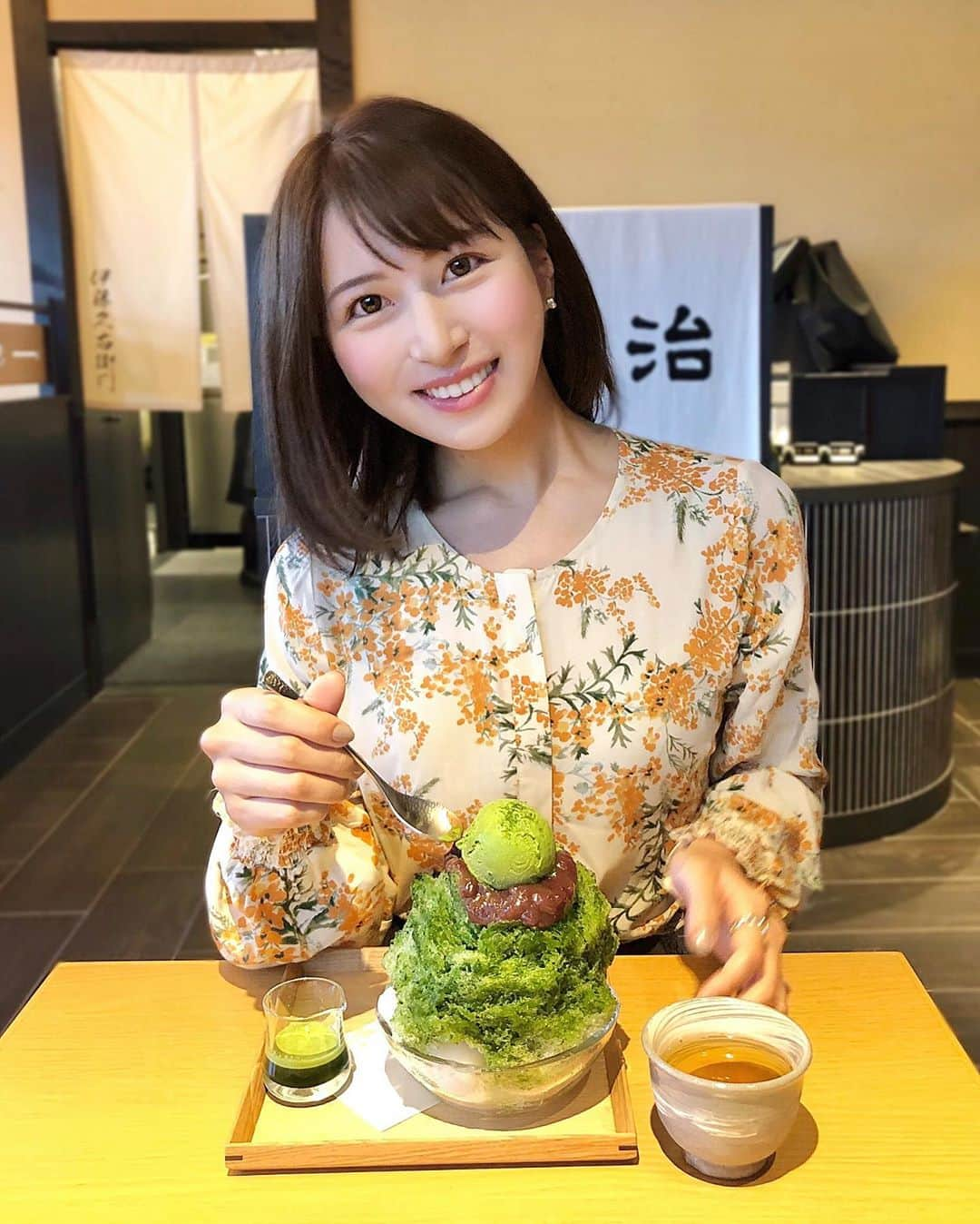 Manaさんのインスタグラム写真 - (ManaInstagram)「🍵🇯🇵🍃 𝑴𝒂𝒕𝒄𝒉𝒂 𝒔𝒉𝒂𝒗𝒆𝒅 𝒊𝒄𝒆🍧 おはようございます😊 . 祇園で食べた伊藤久右衛門の宇治抹茶かき氷💗 . 濃いお抹茶アイスに宇治金時😋✨ . シンプルだからこそ 素材の味がわかるというもの。 お抹茶の美味しさを感じられました♥️ . . . . #祇園 #祇園四条 #祇園カフェ #伊藤久右衛門 #宇治抹茶 #宇治金時 #かき氷 #かき氷🍧 #かき氷部 #かきごおりすと #かきごーらー #オレンジコーデ #秋コーデ #秋の気配 #京都カフェ #京都かき氷 #和カフェ #和スイーツ #スイーツ巡り #残暑 #京都観光 #京都カフェ巡り #itokyuemon」9月12日 8時37分 - mana.tcy