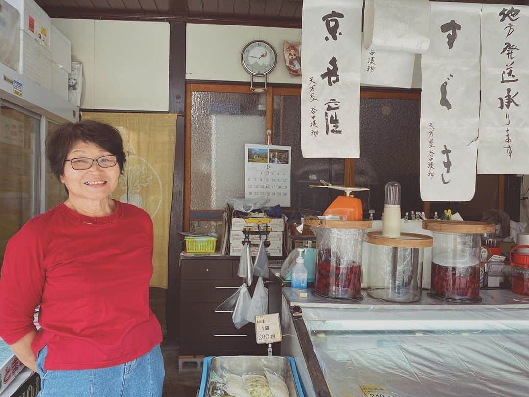 田中菜月さんのインスタグラム写真 - (田中菜月Instagram)「京都で 保存料など入っていない 素朴なお漬物を食べたいかたに、オススメ。  鞍馬口通り沿いの 「谷中漬物店」  お母さんとお漬物のお話をしていたら…  ぬか漬けしてるならと 白菜のぬか漬けを ご好意で少し頂きました。  美味しかったわぁ〜。  ここの、お母さんもめちゃ発酵していましたよ💓 人柄とお漬物に癒されました。  これからの季節は、白菜も美味しくなるので、オススメだね。  明日以降、ぬか床ワークショップとキンセンスを発送いたします✨🧚🏼  谷中漬物店 紫野西藤ノ森町3-8  #谷中漬物店 #ぬか漬け #京都 #お漬物 #無添加漬物  #奈良漬け  #柴漬け #ぬか漬け  #ブラタモリ」9月12日 8時37分 - natsuki_hakko
