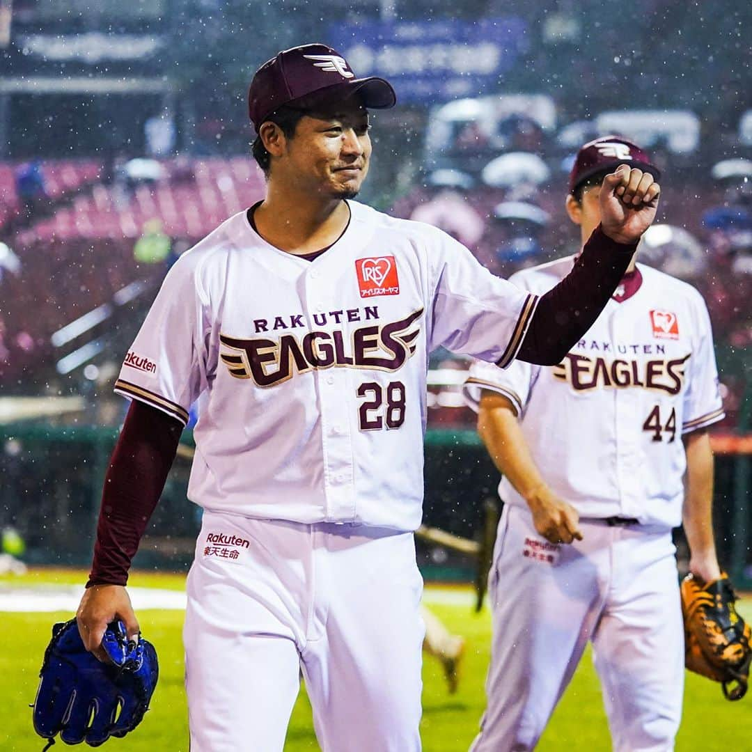 東北楽天ゴールデンイーグルスさんのインスタグラム写真 - (東北楽天ゴールデンイーグルスInstagram)「⚾️ ⚾️E 5x-4 F⚾ 今日も4時間を超えた雨中の大激戦は 1点ビハインドの10回に茂木選手の2ランで 劇的な逆転サヨナラ勝利✨✨✨✨✨ 9回の大ピンチは酒居選手が凌いだ‼️‼️‼️ 4回には小深田選手が一時勝ち越しのタイムリー👍🏼 先発の石橋選手は6回2失点のナイスピッチング🤩 田中選手はレーザービームで石橋選手を援護‼️‼️ #rakuteneagles #NOWorNEVERいまこそ #日本一の東北へ  #茂木栄五郎 #酒居知史  #小深田大翔  #石橋良太 #田中和基  #写真もイープレで」9月11日 23時43分 - rakuten_eagles