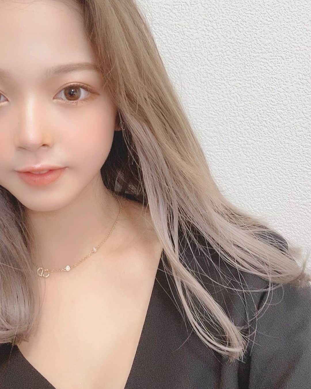 仲本莉絵瑠のインスタグラム：「そういえば久しぶりに 今日お化粧したから記念に📸」